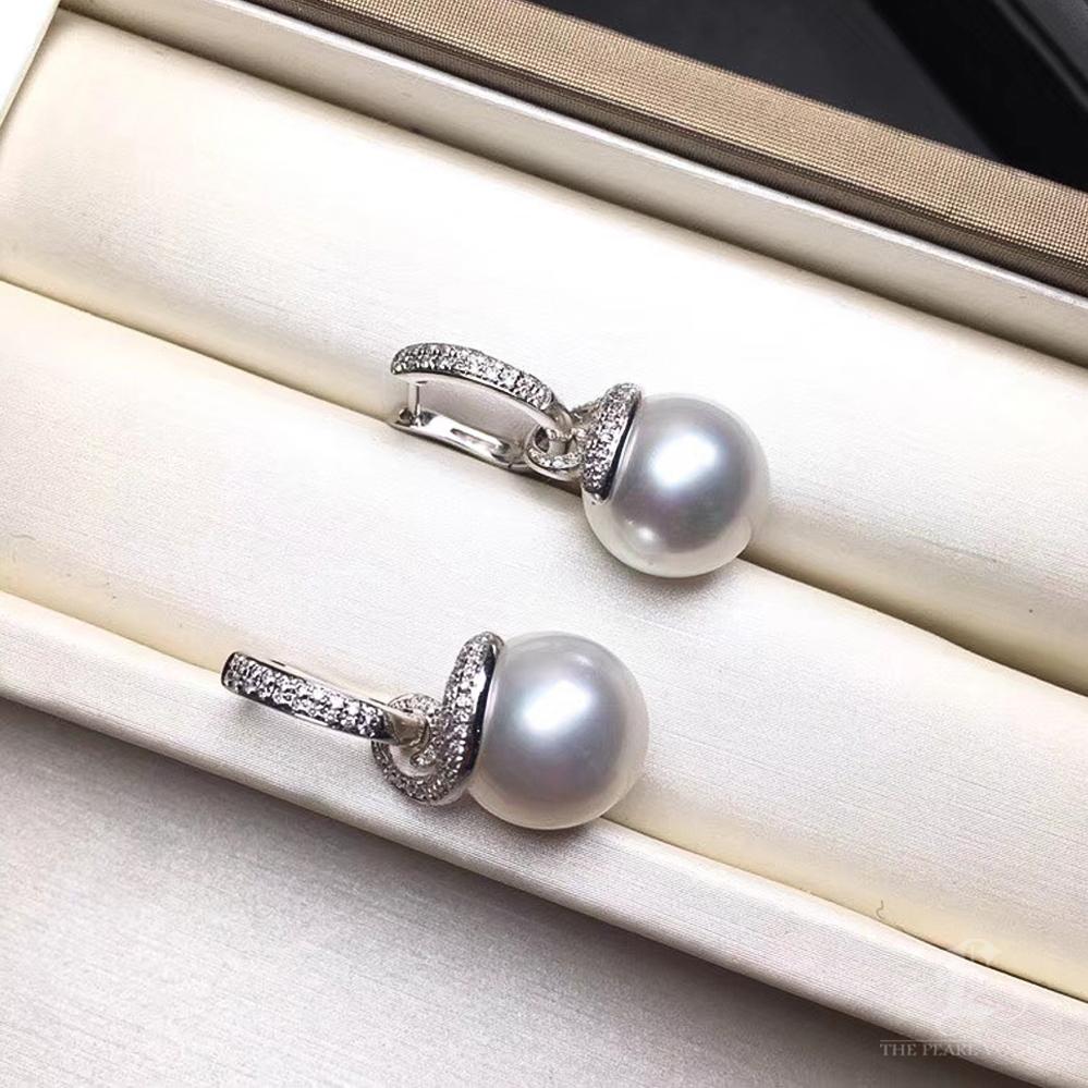 【Sculpted Geometry】Convertible Twist-Hoop Aurora South Sea Pearl Diamond Earring For Sale 1