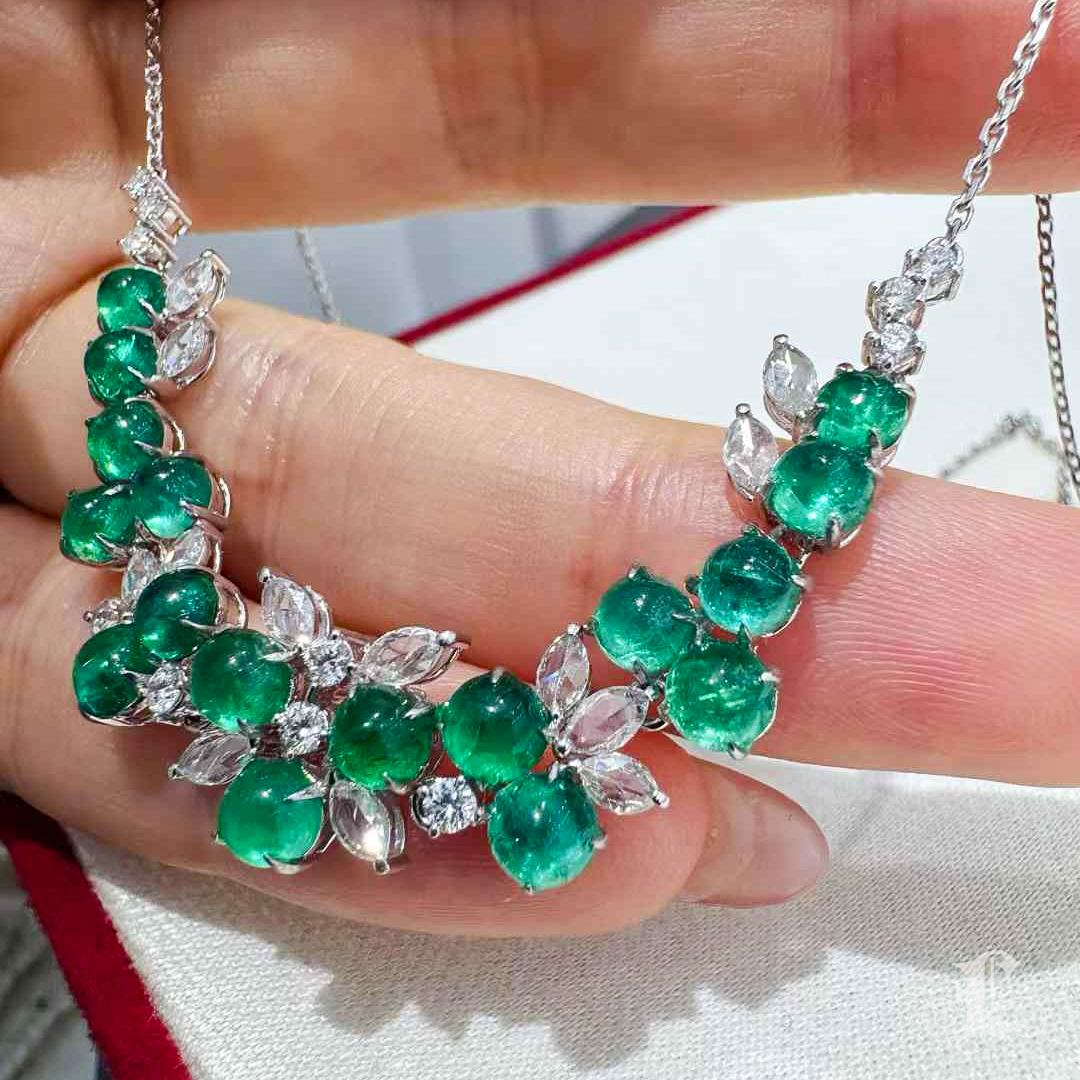 【Corona Radiante】Collar Colgante Convertible Esmeralda Enredadera Perla del Mar del Sur en Nuevo estado para la venta en New York, NY