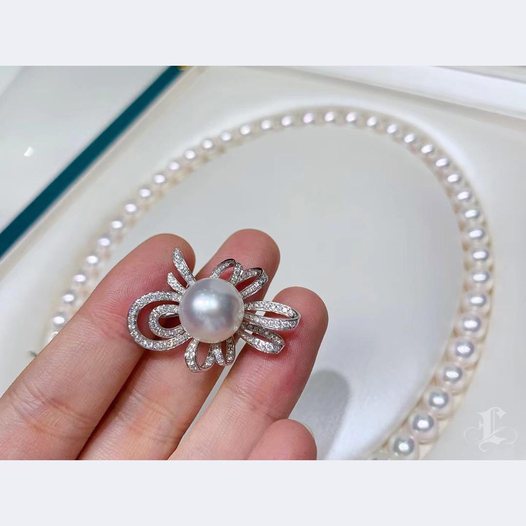 【 Lustre Arc】Convertible Bow Grace Aurora Akoya Pearl Pendant Necklace In New Condition For Sale In New York, NY