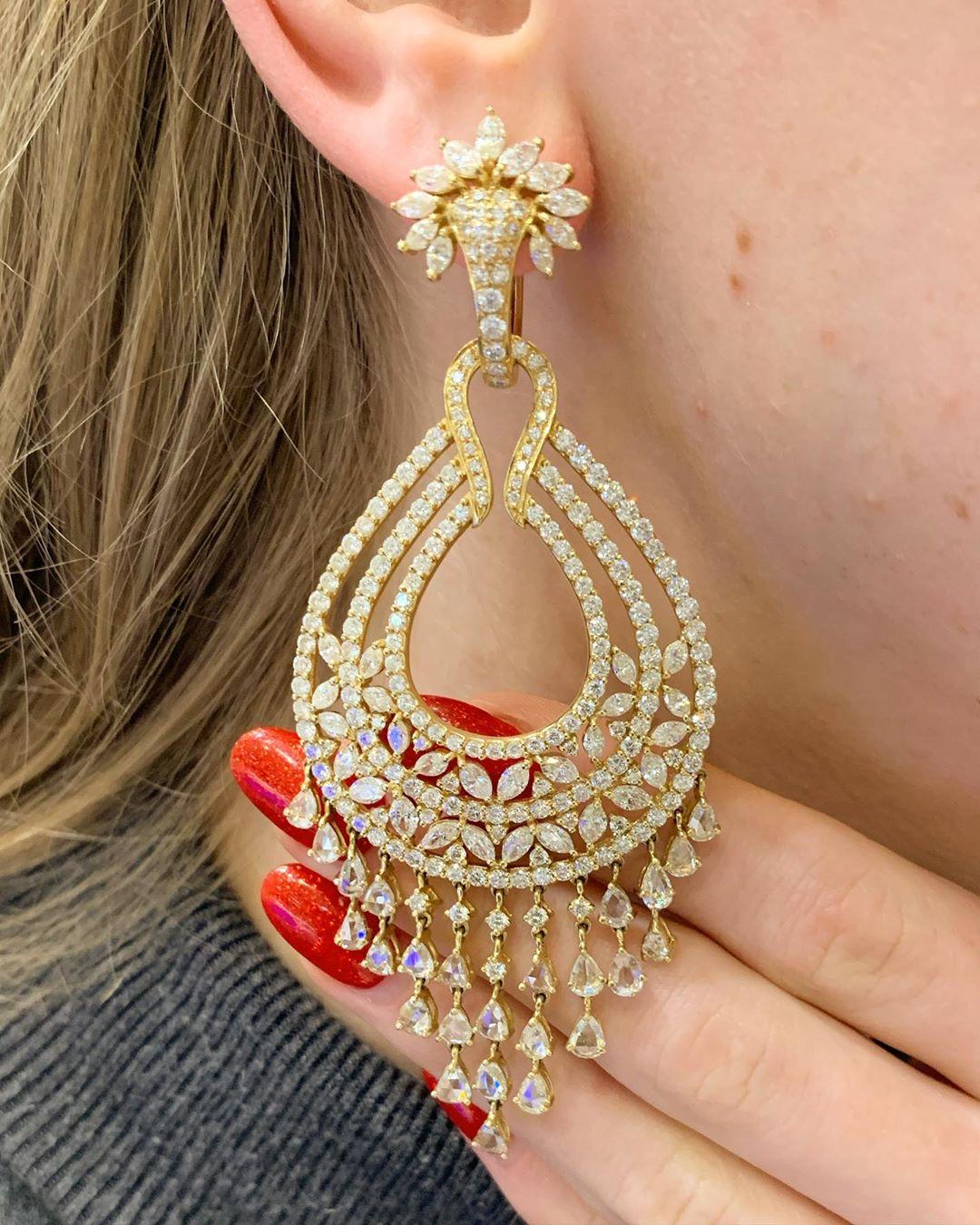 Convertible Diamond Chandelier Tassel Earrings in 18 Karat Yellow Gold In Good Condition In London, GB