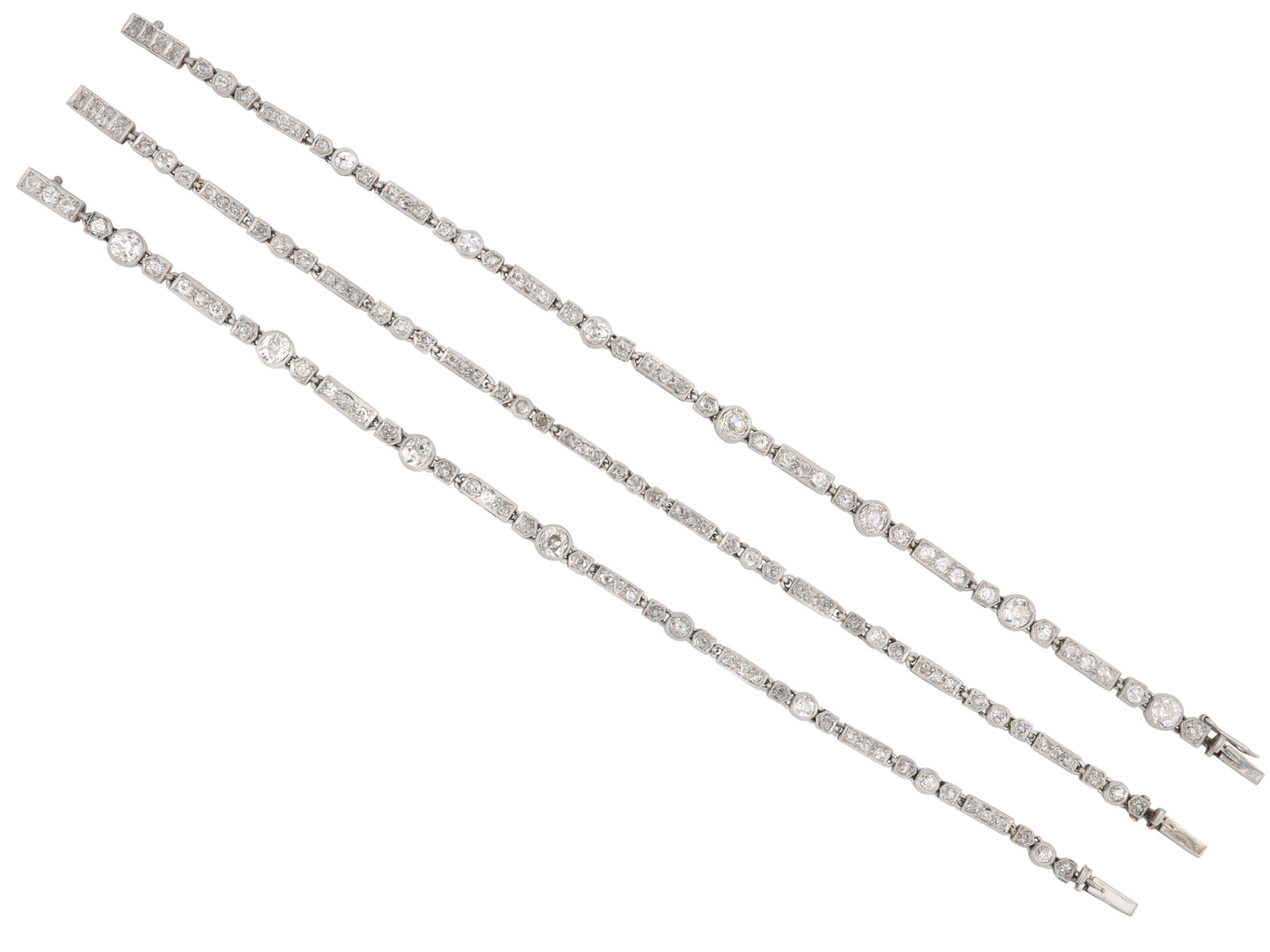 Wandelbare Diamant-Halskette/Armband. Besetzt mit fünfundzwanzig kissenförmigen Diamanten aus alten Minen in offenen Fassungen mit einem Gesamtgewicht von ca. 4,30 Karat, außerdem besetzt mit einhundertfünfunddreißig gemischten runden Diamanten im