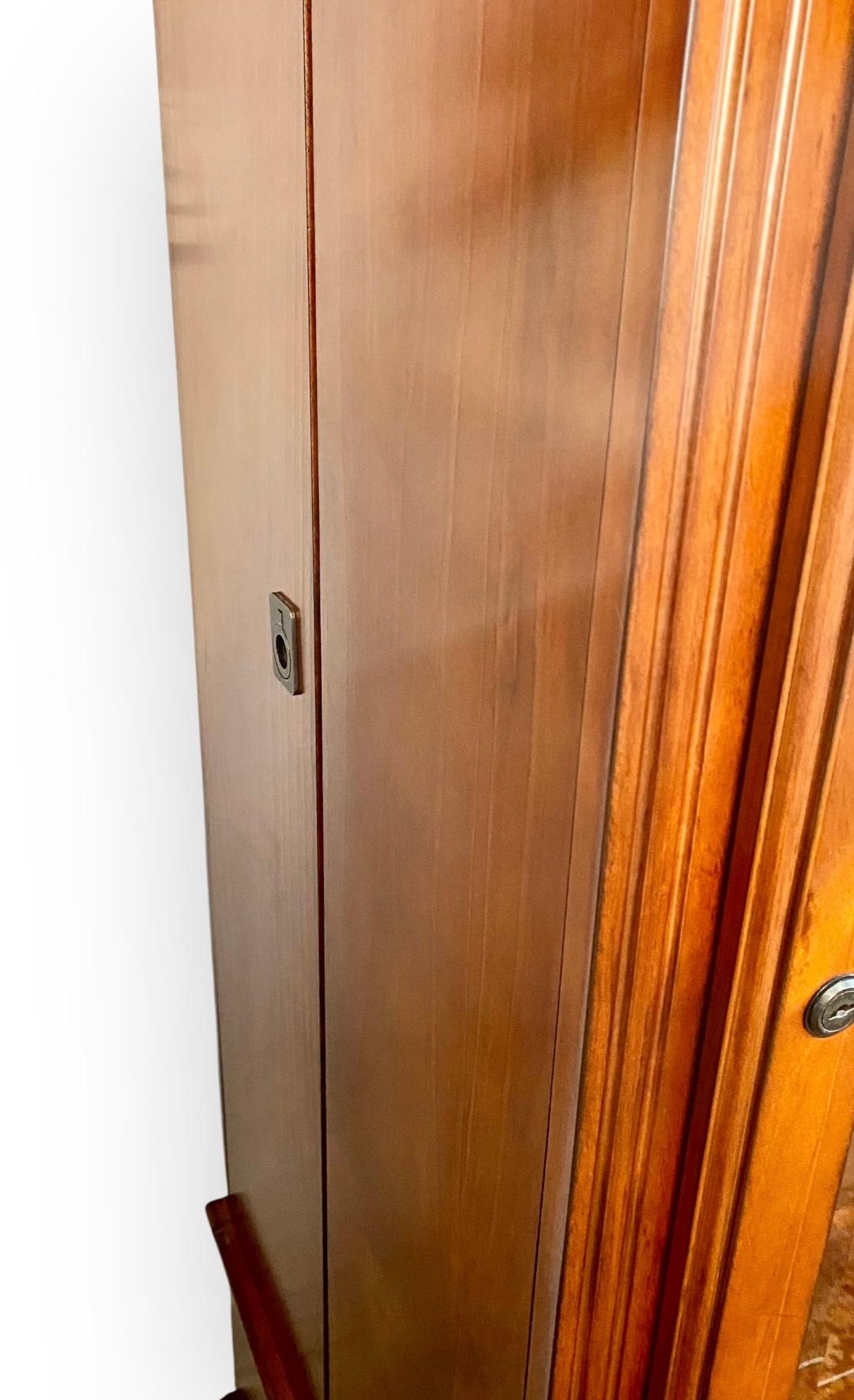 Armadio convertibile per armi ed espositori in legno di ciliegio in vendita 4
