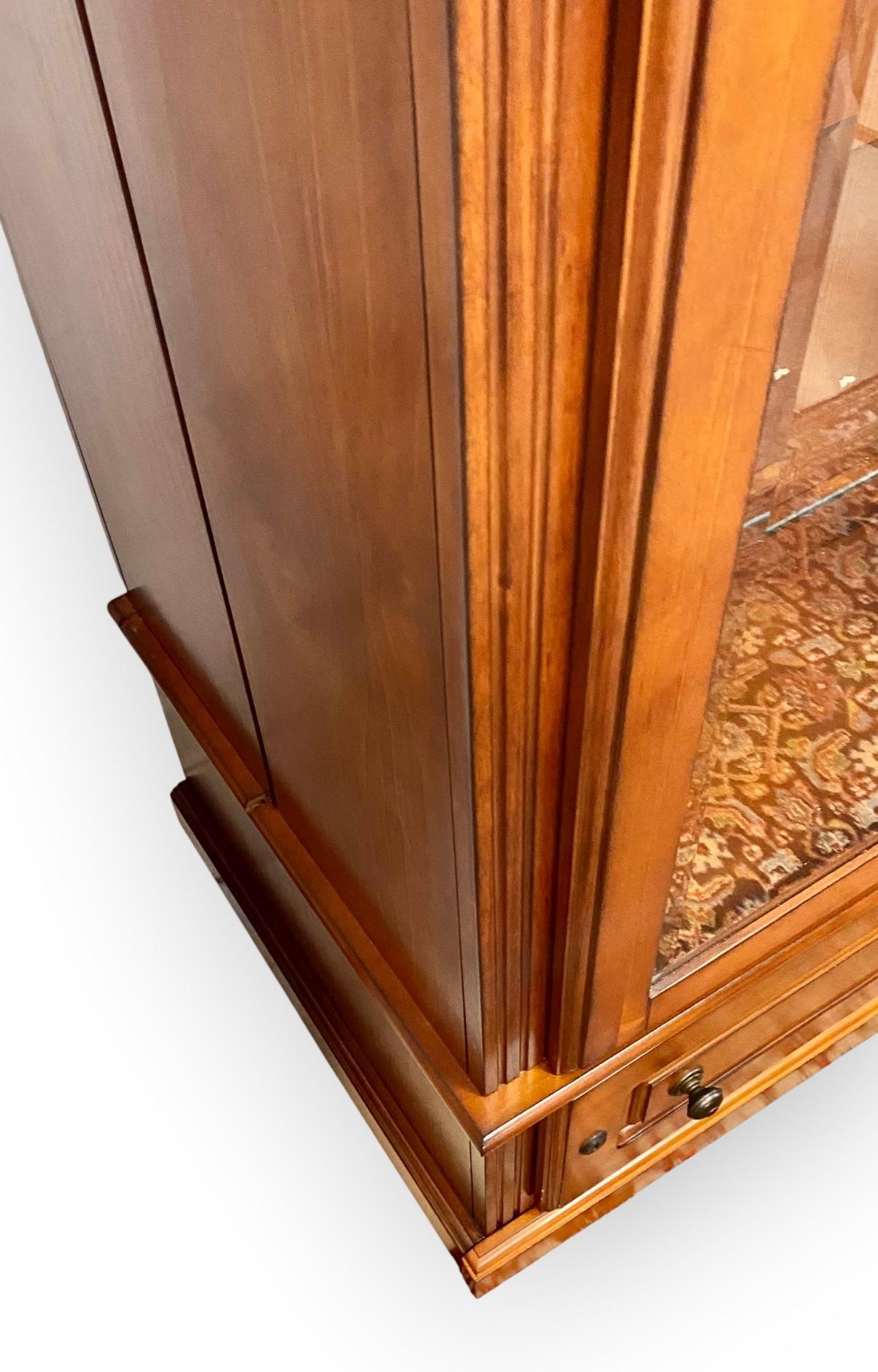 Armadio convertibile per armi ed espositori in legno di ciliegio in vendita 6