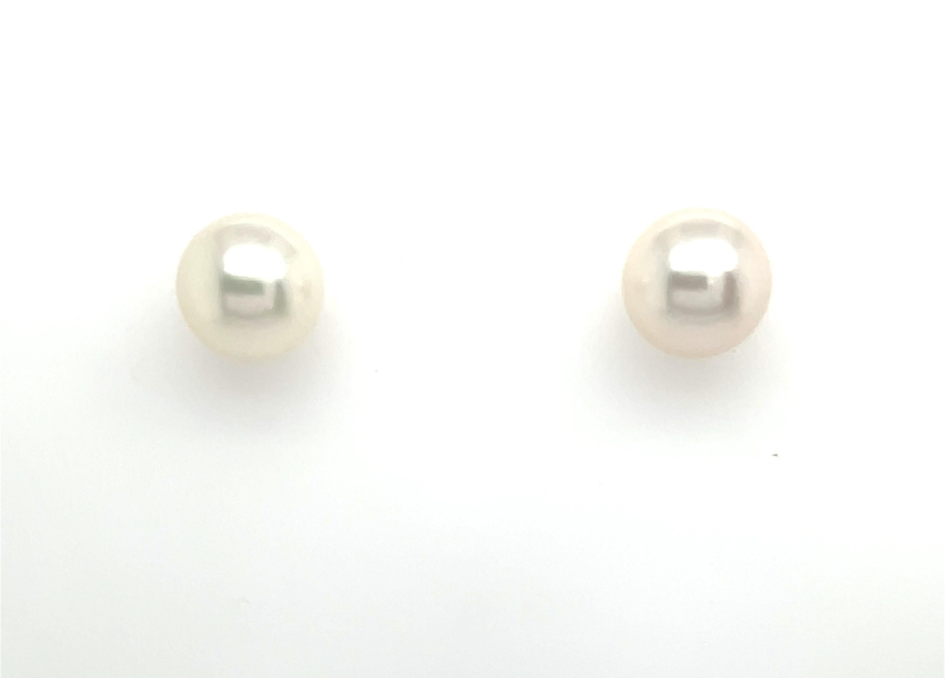 Questi eleganti e versatili orecchini a goccia presentano luminose perle coltivate assemblate in un delicato gradiente, offrendo due stili distinti in un design raffinato. Indossati semplicemente con una singola perla, offrono un look minimalista e
