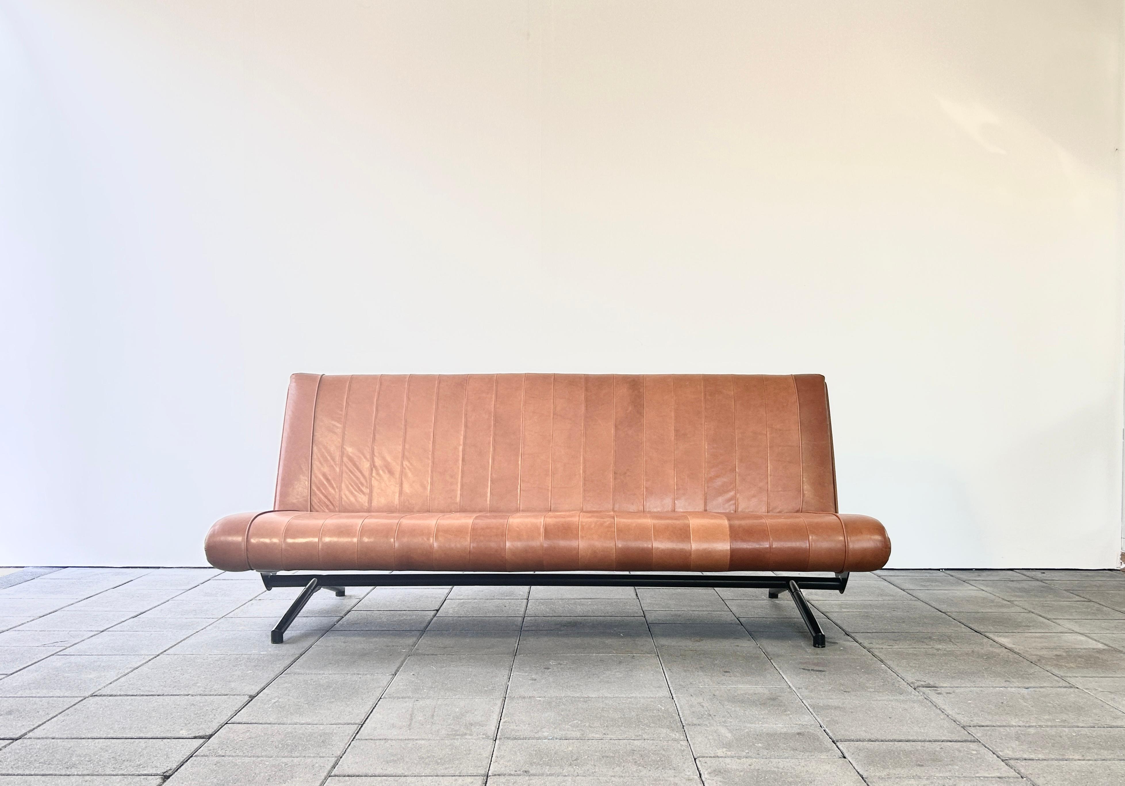 Leather convertible Sofa D70 designed by Osvaldo Borsani For Tecno 1954