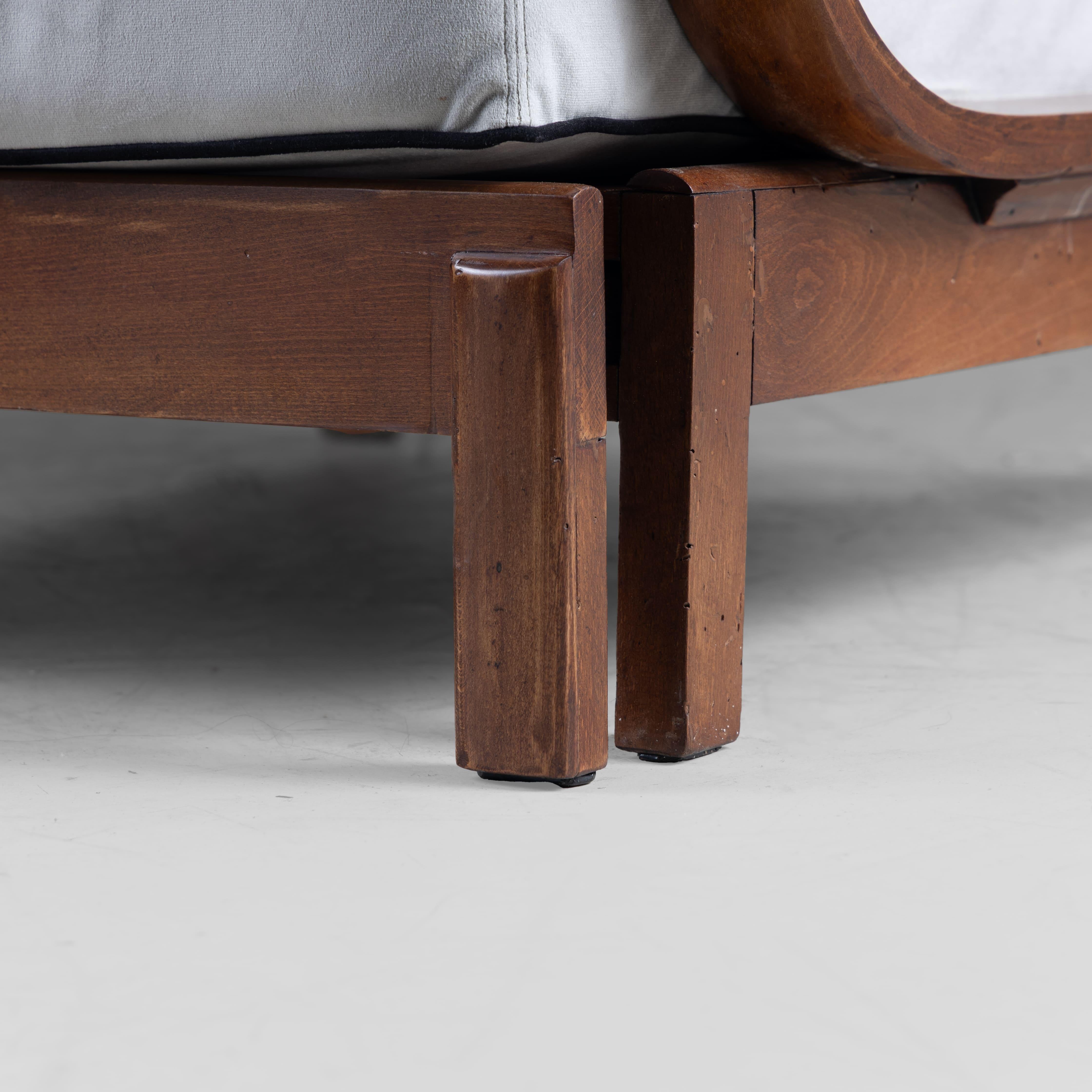Verwandelbarer Sessel aus Holz und grauem Samt von Cerutti, Deco-Stil 1940 (Mitte des 20. Jahrhunderts) im Angebot