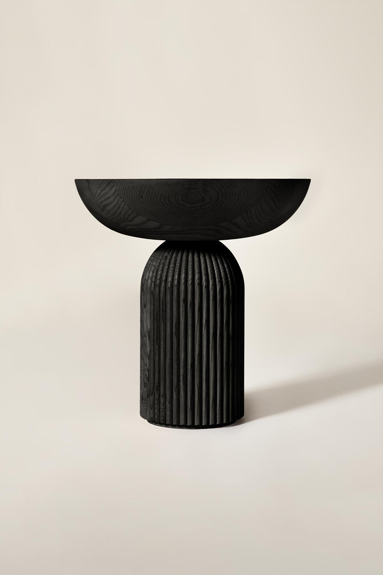 Huilé Table basse Convesso en bois massif, finition en frêne noir, contemporaine en vente