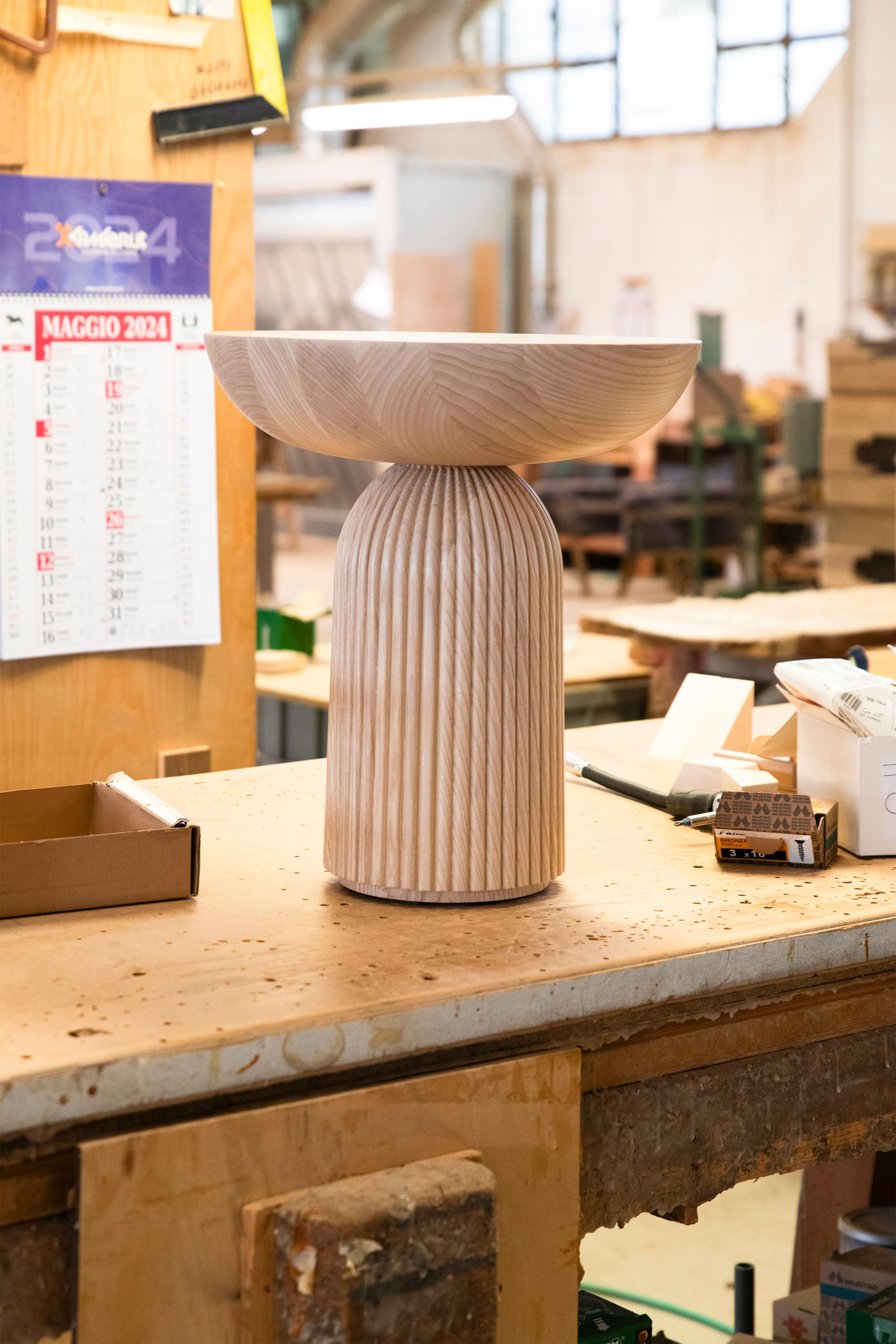 Table basse Convesso en bois massif, finition en frêne brun, contemporaine en vente 2