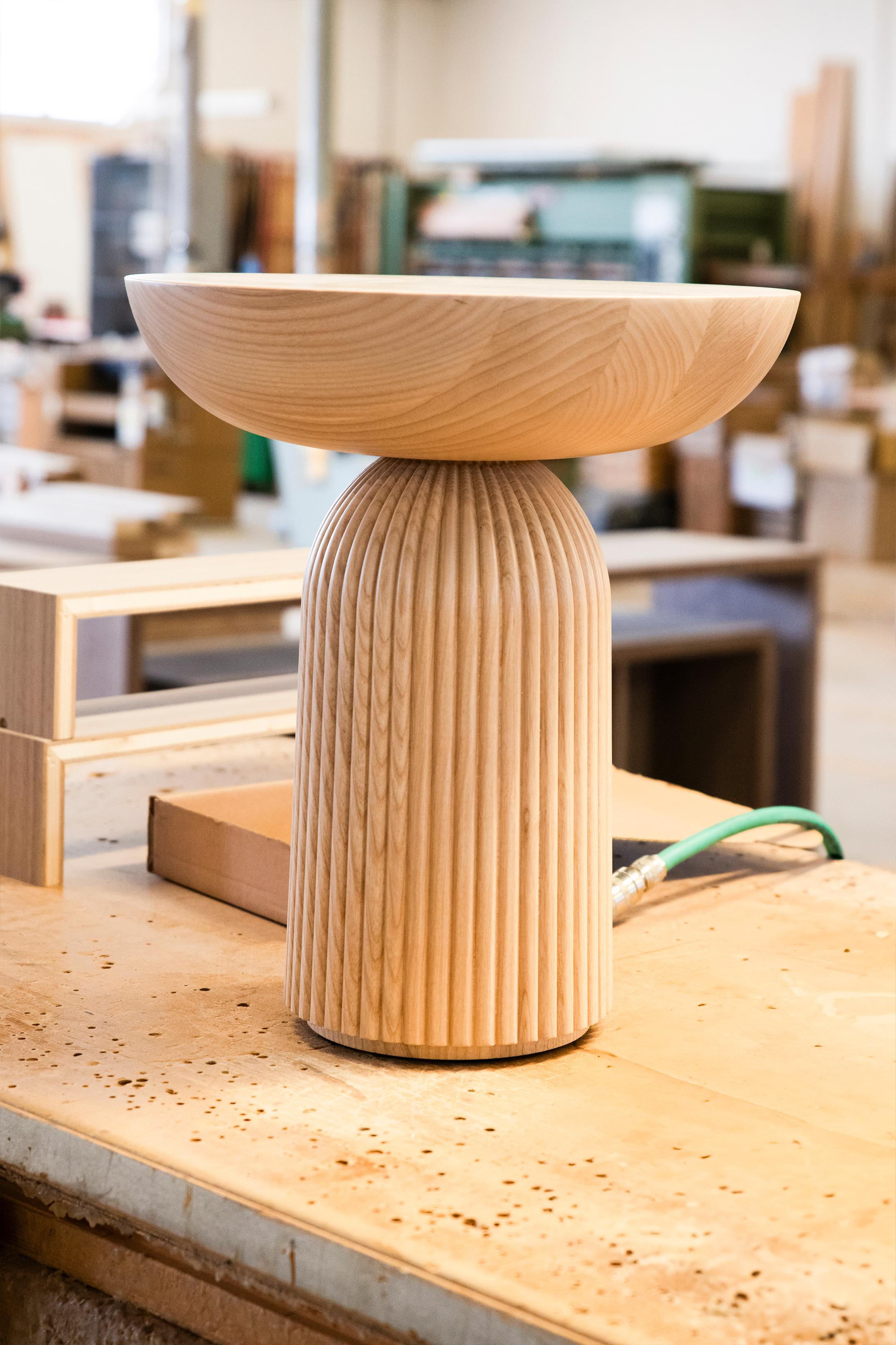 Table basse Convesso en bois massif, finition en frêne brun, contemporaine en vente 3
