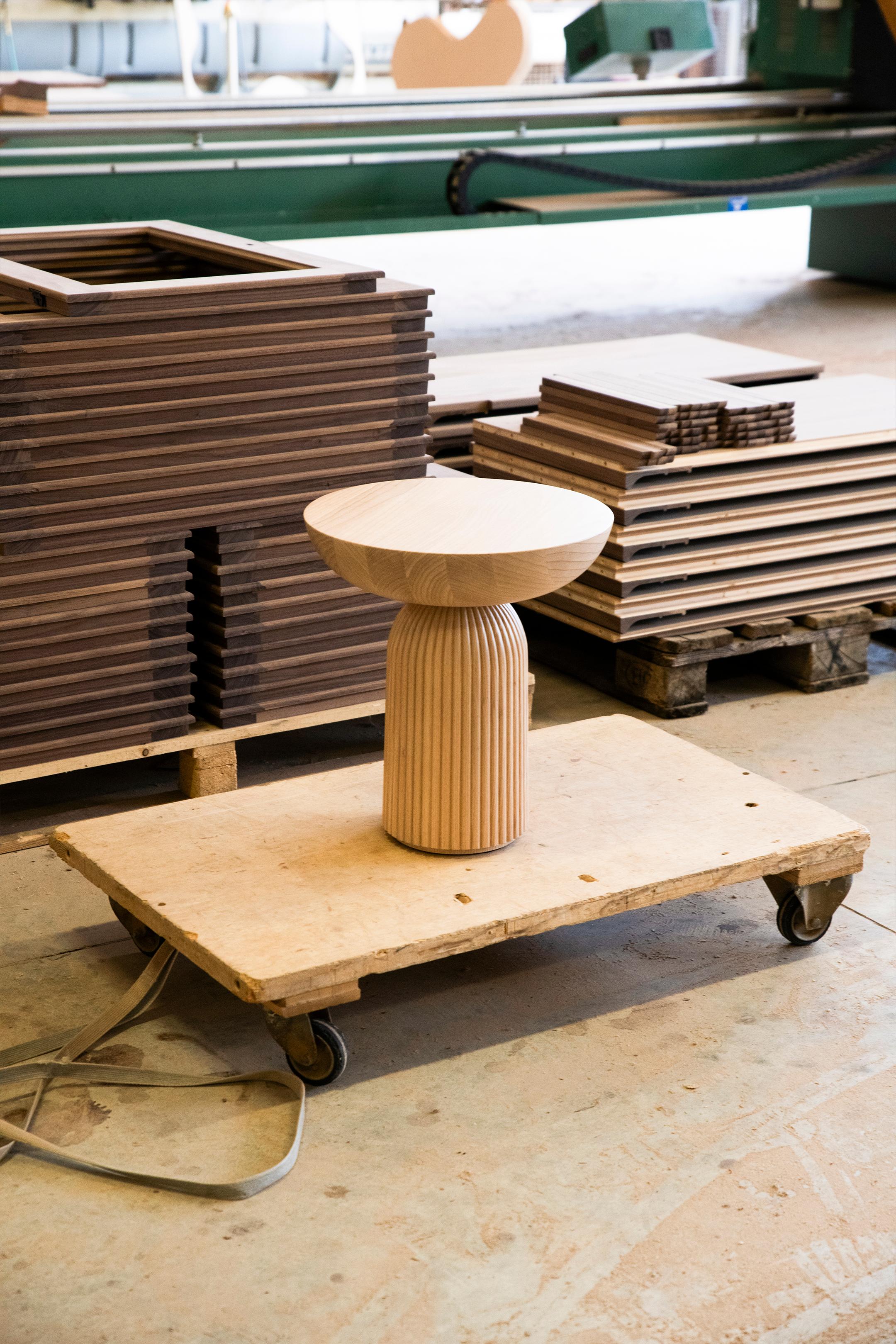 Table basse Convesso en bois massif, finition en frêne brun, contemporaine en vente 6