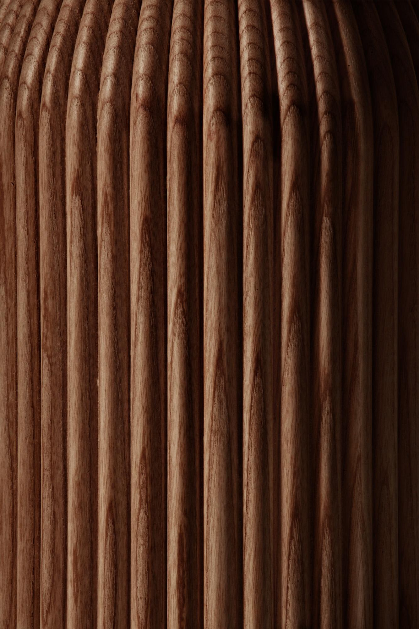 italien Table basse Convesso en bois massif, finition en frêne brun, contemporaine en vente