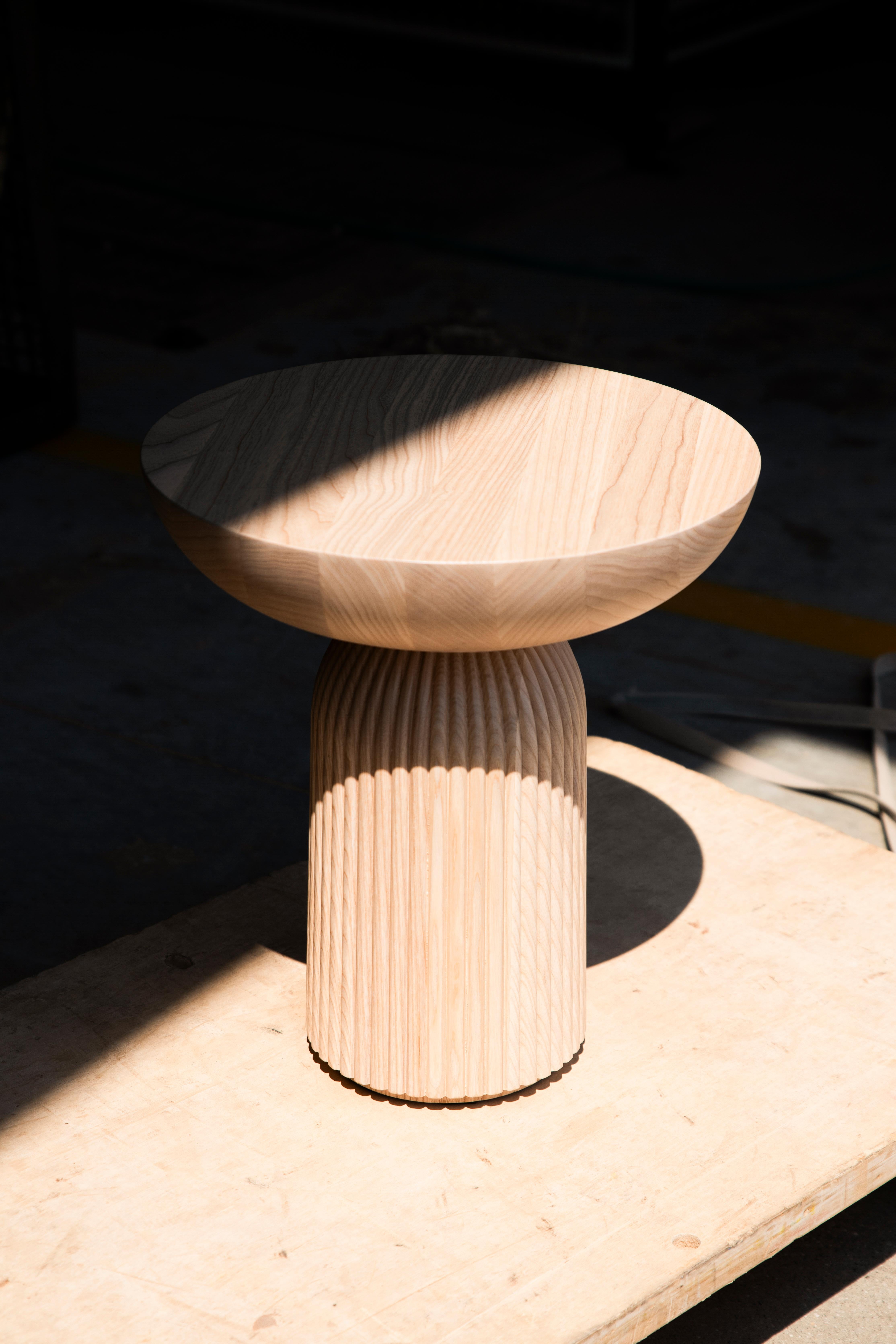 Frêne Table basse Convesso en bois massif, finition en frêne brun, contemporaine en vente