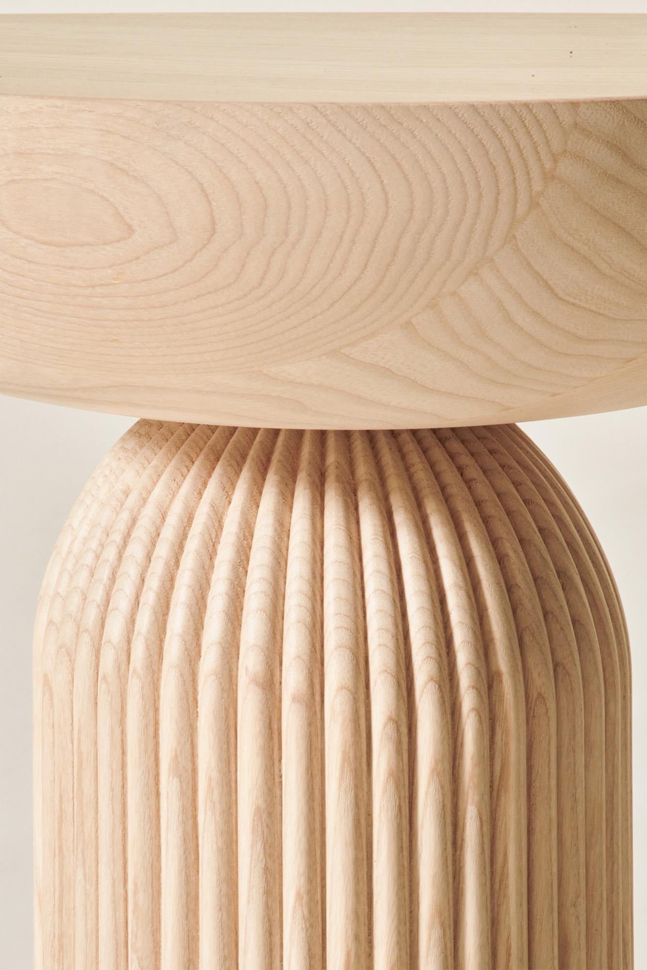 Moderne Table basse Convesso en bois massif, finition naturelle, contemporaine en vente
