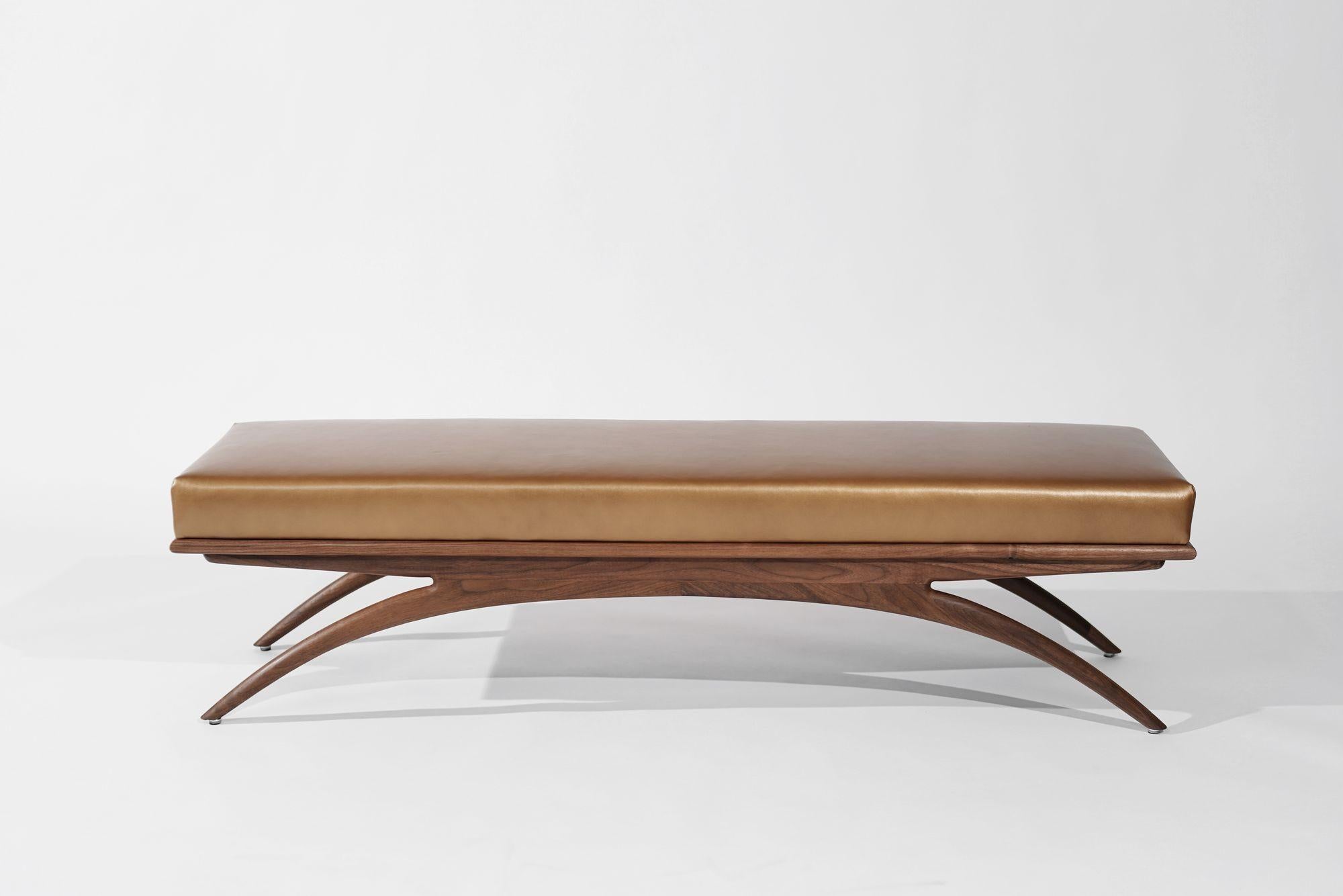Die Convex Bench von Carlos Solano für Stamford Modern - eine exquisite Mischung aus zeitloser Handwerkskunst und leichtem Design. Die sorgfältig aus massiver Eiche oder Nussbaum gefertigte Bank strahlt Raffinesse aus und ist eine perfekte Ergänzung