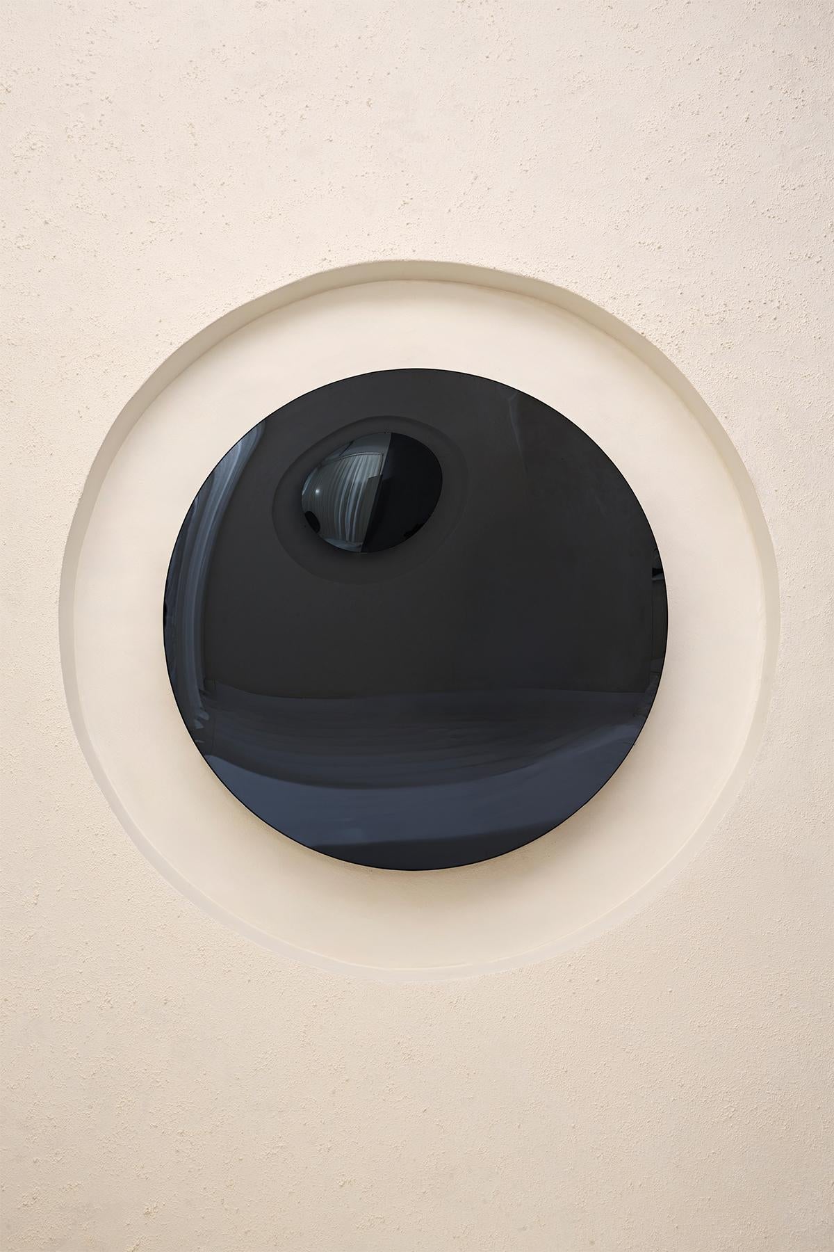 Miroir noir convexe par Homa
Dimensions : D 97 x H 7 cm
MATERIAL : Miroir de fumée convexe. 

HOMA est un atelier de design contemporain basé à Istanbul. Les procédés caractéristiques de l'atelier sont le verre soufflé à la main, le fusing du verre