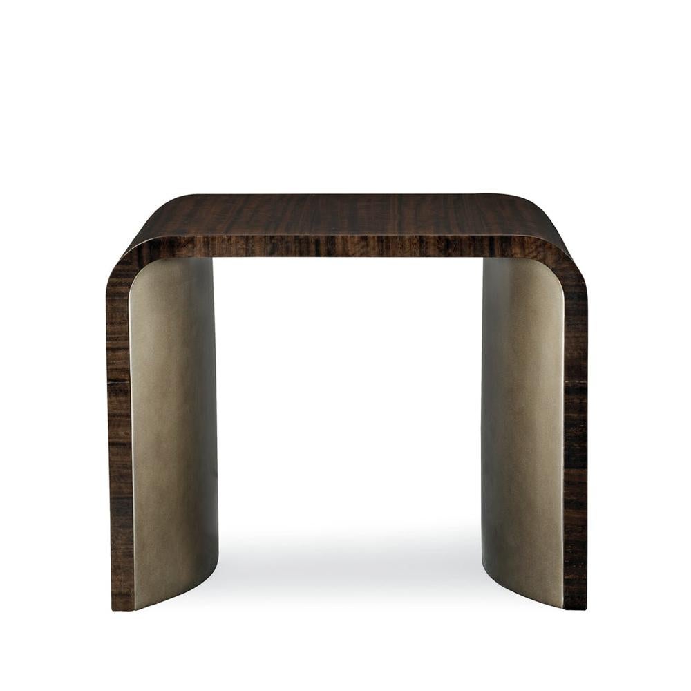Table d'appoint en bronze convexe avec un eucalyptus massif
dessus verni vieilli. Avec 2 bases convexes en bronze fumé.
 