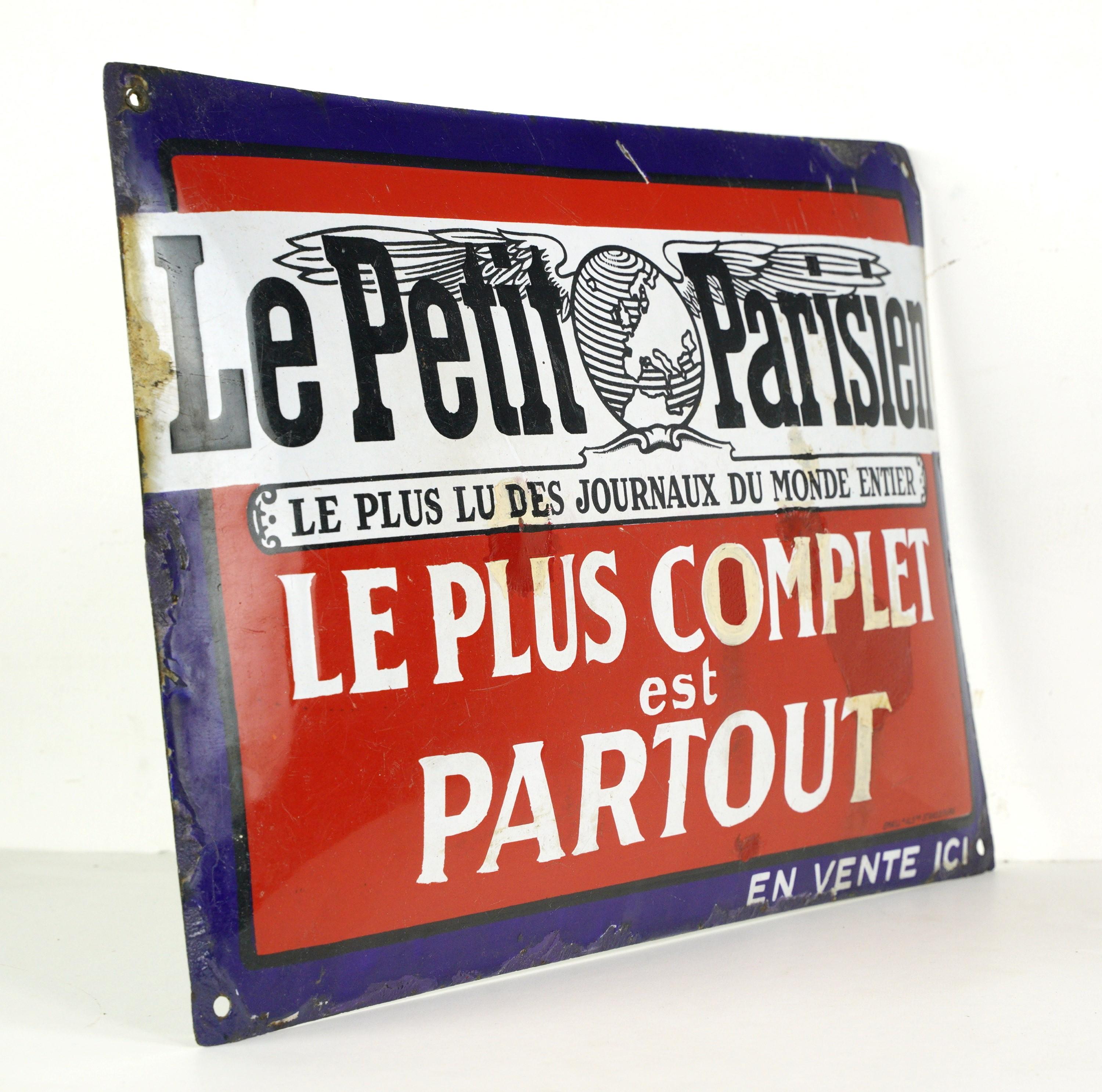 Dieses französische Wandschild von Le Petit Parisien ist in den Farben Blau, Schwarz, Weiß und Rot gehalten. Guter Zustand mit altersgemäßen Gebrauchsspuren. Emaillierter konvexer Stahl. Einer verfügbar. Bitte beachten Sie, dass sich dieser Artikel