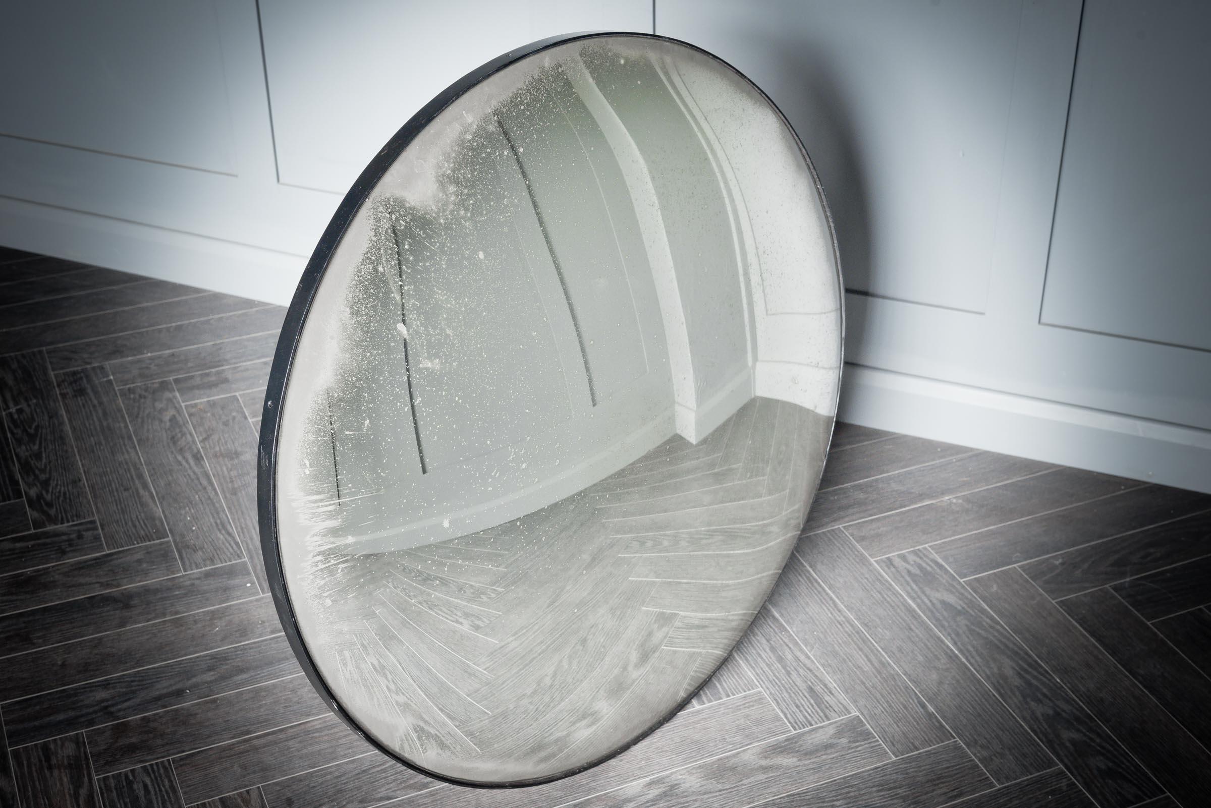Convex foxed mirror.