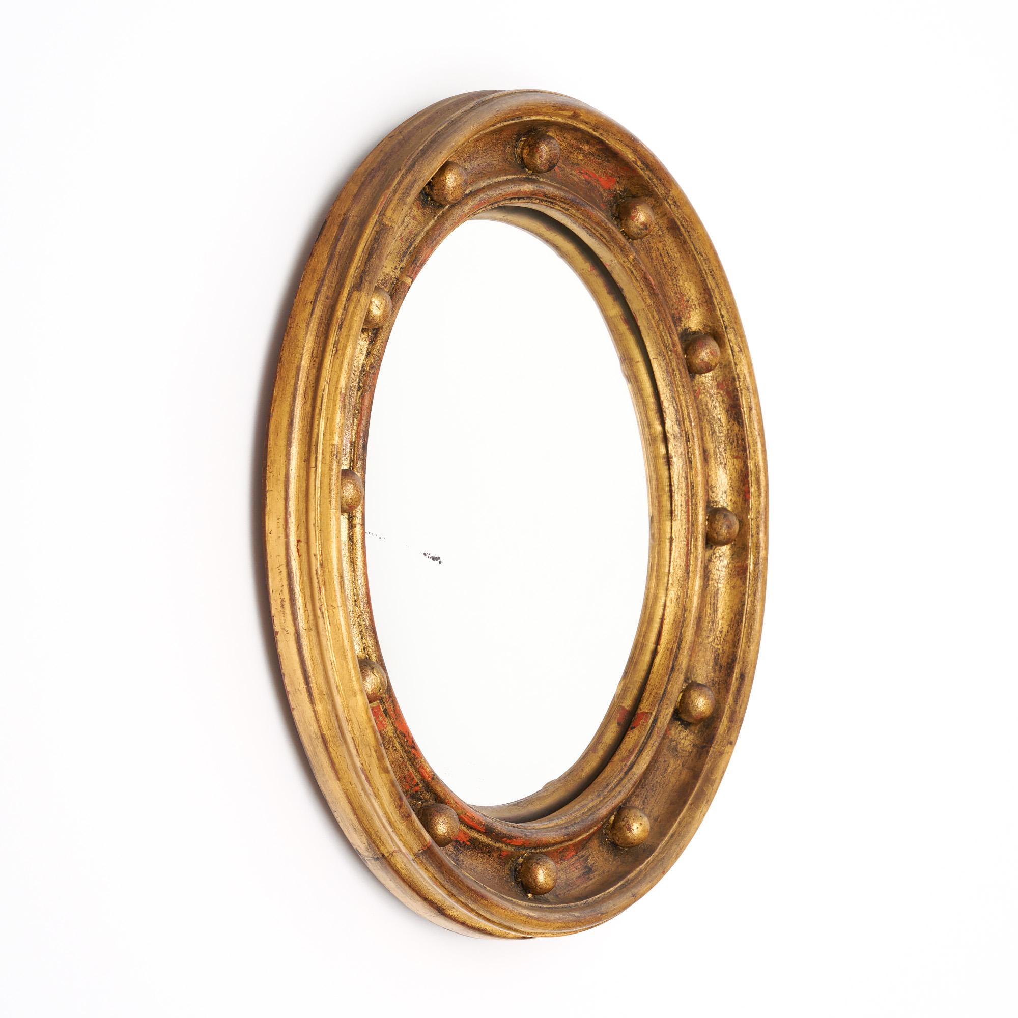 Specchio circolare convesso proveniente dalla Francia. Questo specchio ha una cornice in legno con foglia d'oro e forme sferiche che adornano la cornice. Lo specchio interno è convesso. Questo pezzo è in ottime condizioni d'epoca e presenta solo una