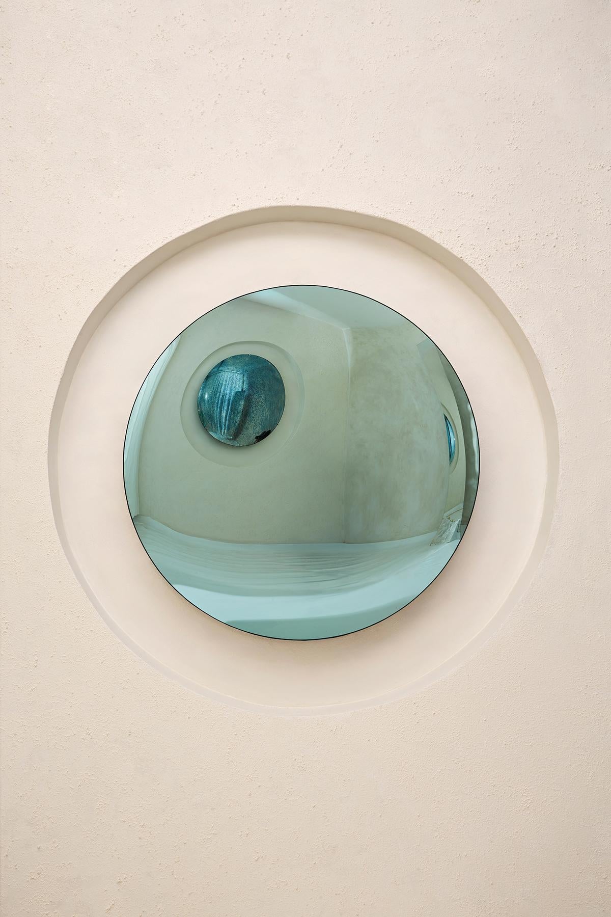 Miroir convexe vert menthe par Homa
Dimensions : D 97 x H 7 cm
MATERIAL : Miroir convexe oxydé. 

HOMA est un atelier de design contemporain basé à Istanbul. Les procédés caractéristiques de l'atelier sont le verre soufflé à la main, le fusing du