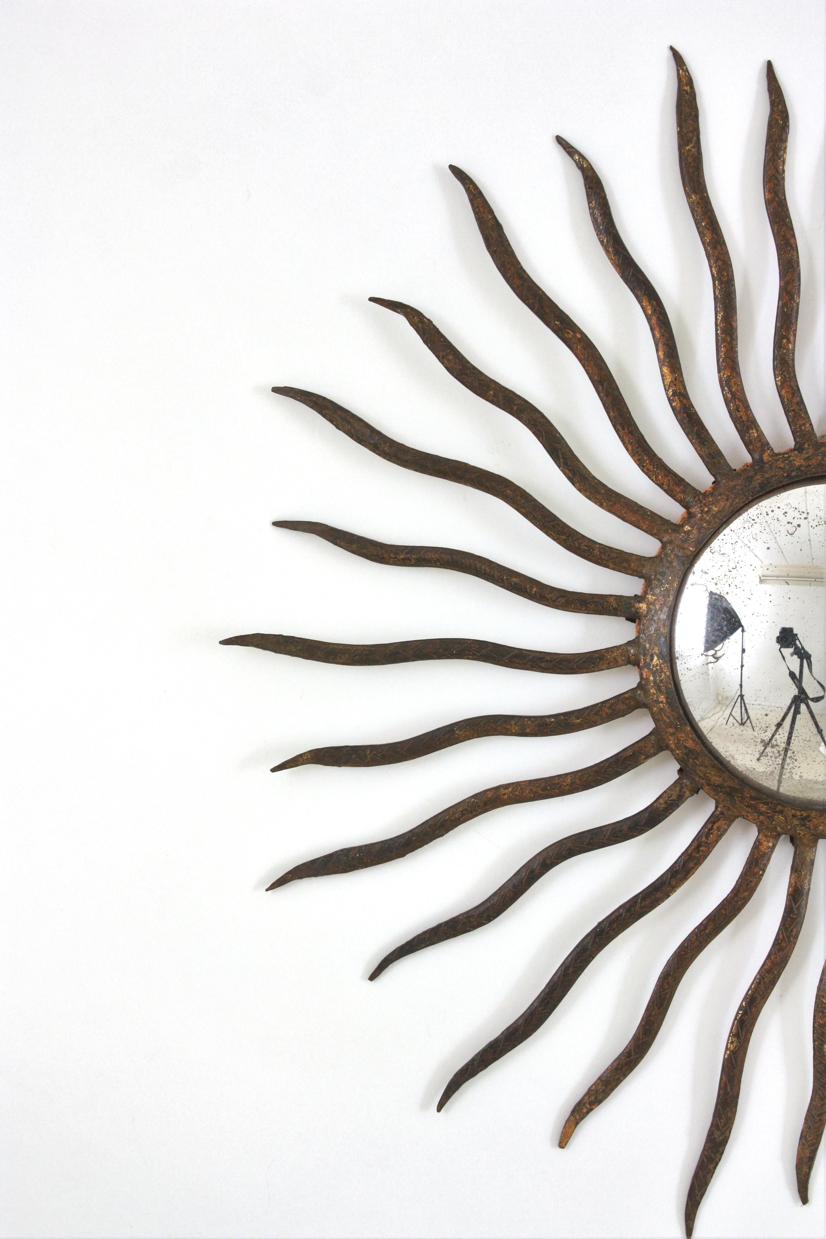 Convex Sunburst Mirror in the Style of Gilbert Poillerat, Parcel Gilt Iron, 40s In Good Condition For Sale In Barcelona, ES