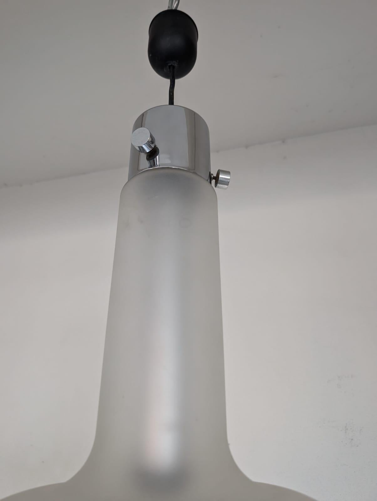 This Suspension Lamp is a testament to refined Italian craftsmanship and innovative design. It was designed and produced in the 70s by Italian lightning company Cierre Lampadari. Its distinguishing feature is its convex shape, melding aesthetics