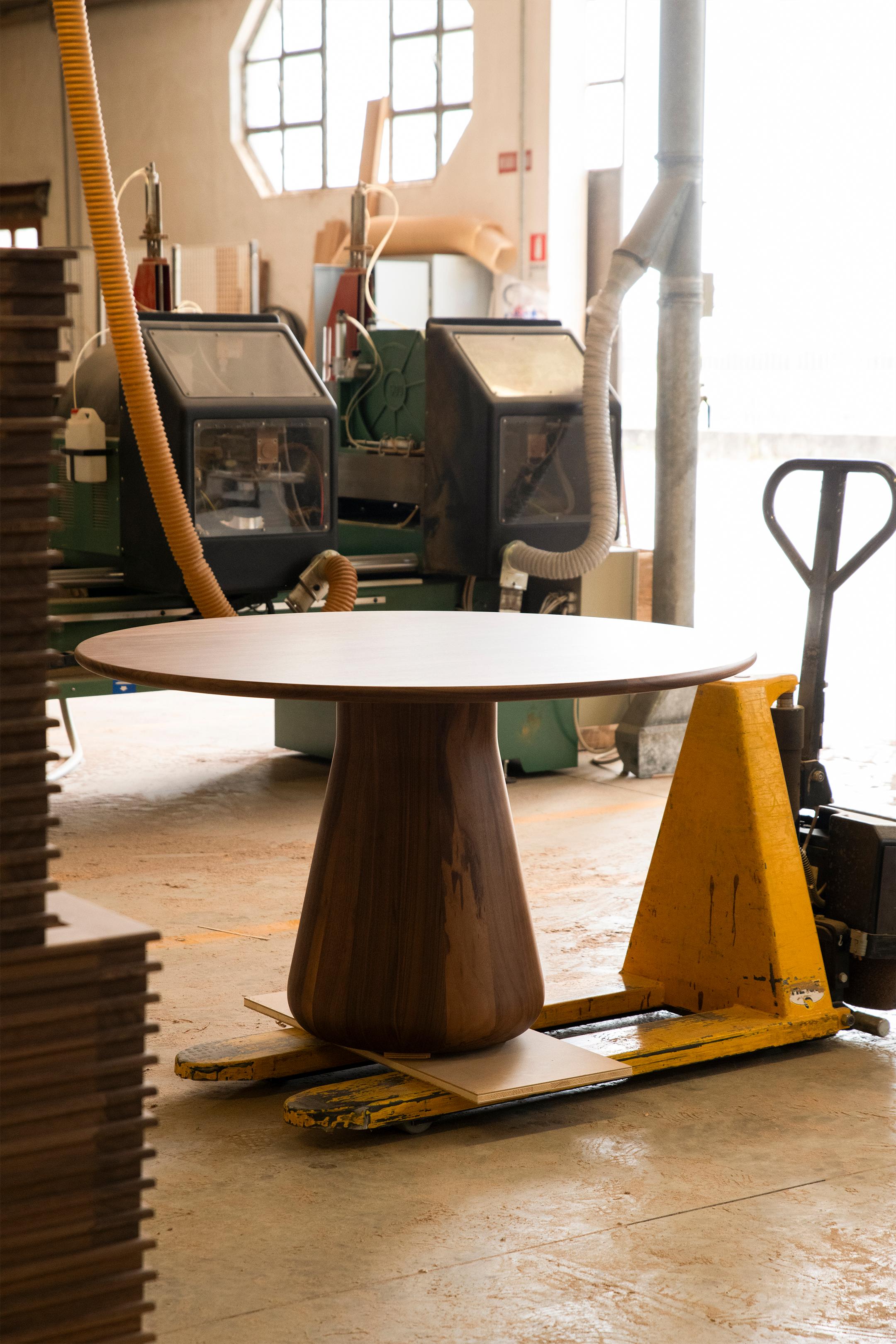 Table Convivio en bois massif, noyer en finition naturelle, plateau en cuir, contemporaine en vente 2