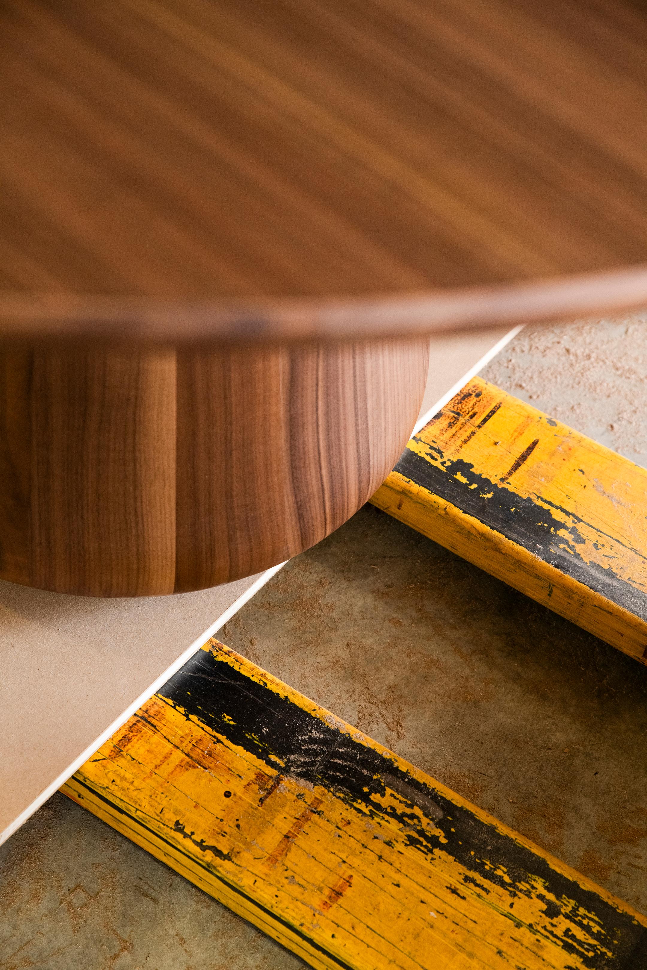 Table Convivio en bois massif, noyer en finition naturelle, plateau en cuir, contemporaine en vente 3