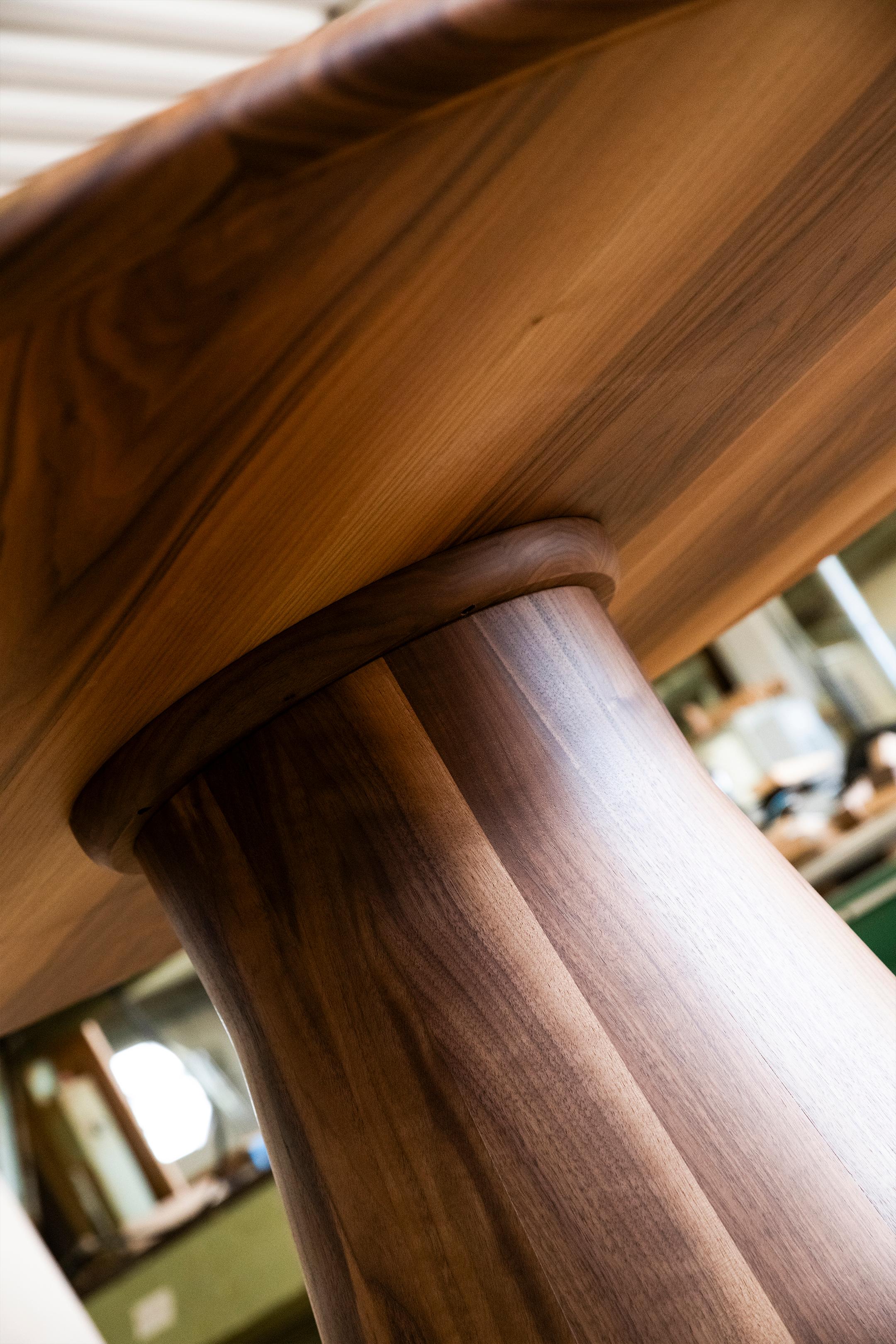 Moderne Table Convivio en bois massif, noyer en finition naturelle, plateau en cuir, contemporaine en vente