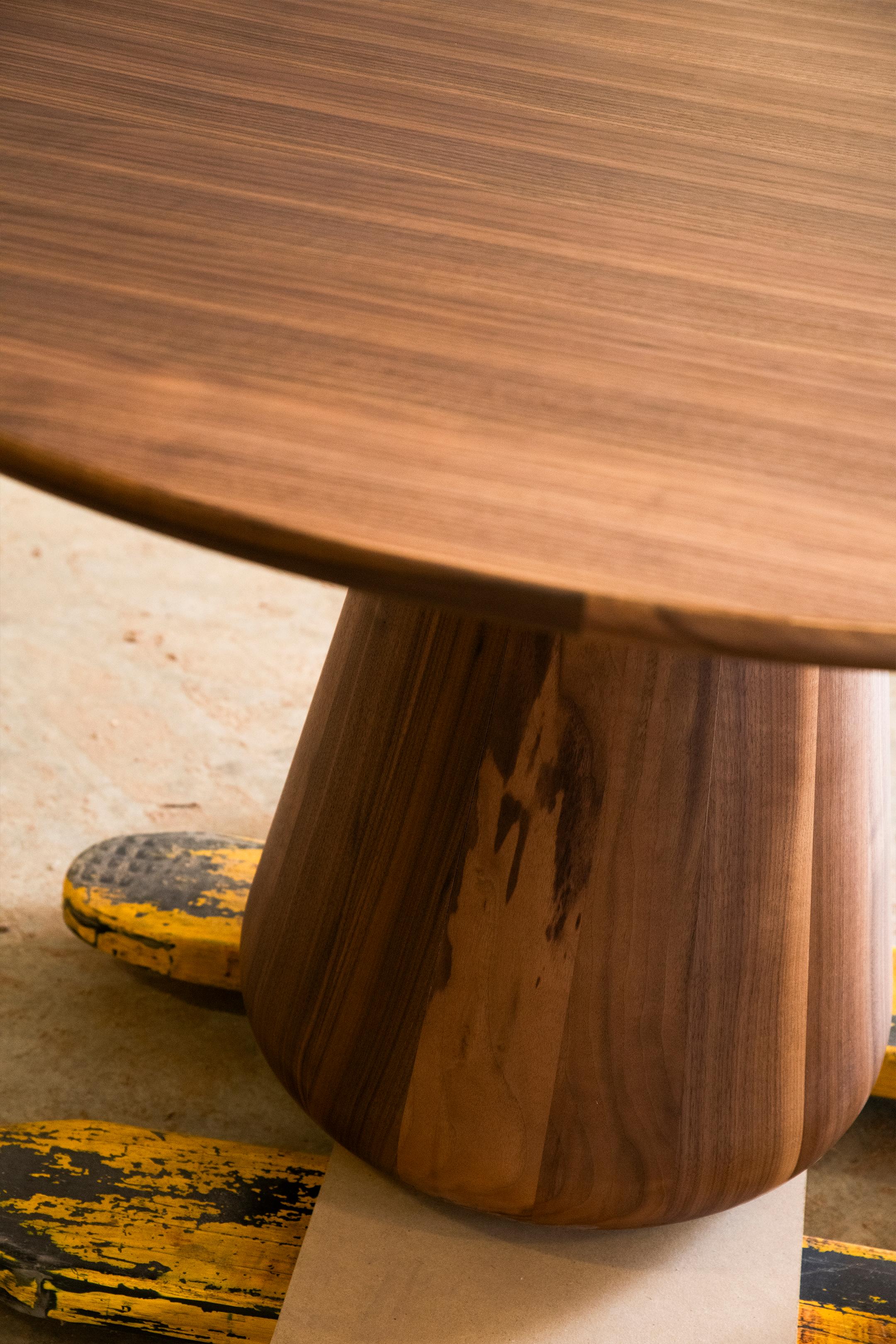 italien Table Convivio en bois massif, noyer en finition naturelle, plateau en cuir, contemporaine en vente