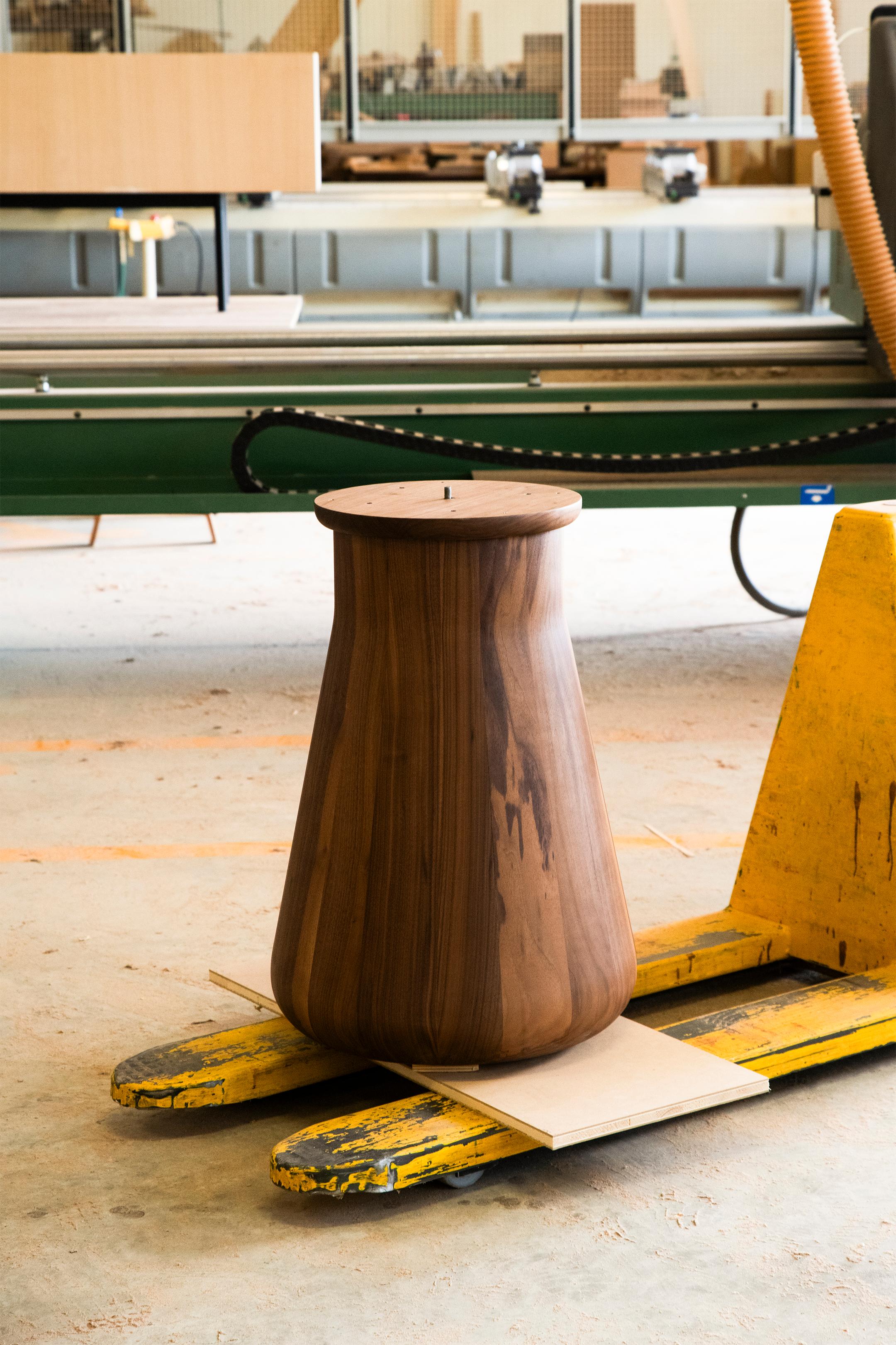 Cuir Table Convivio en bois massif, noyer en finition naturelle, plateau en cuir, contemporaine en vente