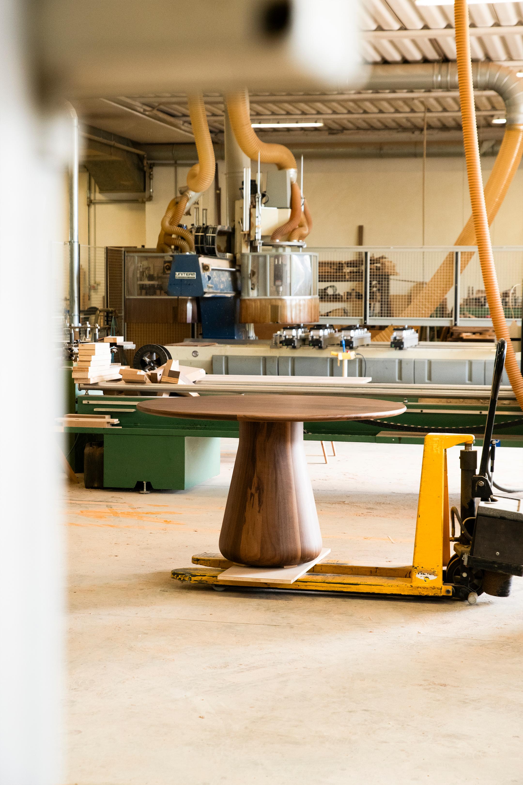 Table Convivio en bois massif, noyer en finition naturelle, plateau en cuir, contemporaine en vente 1