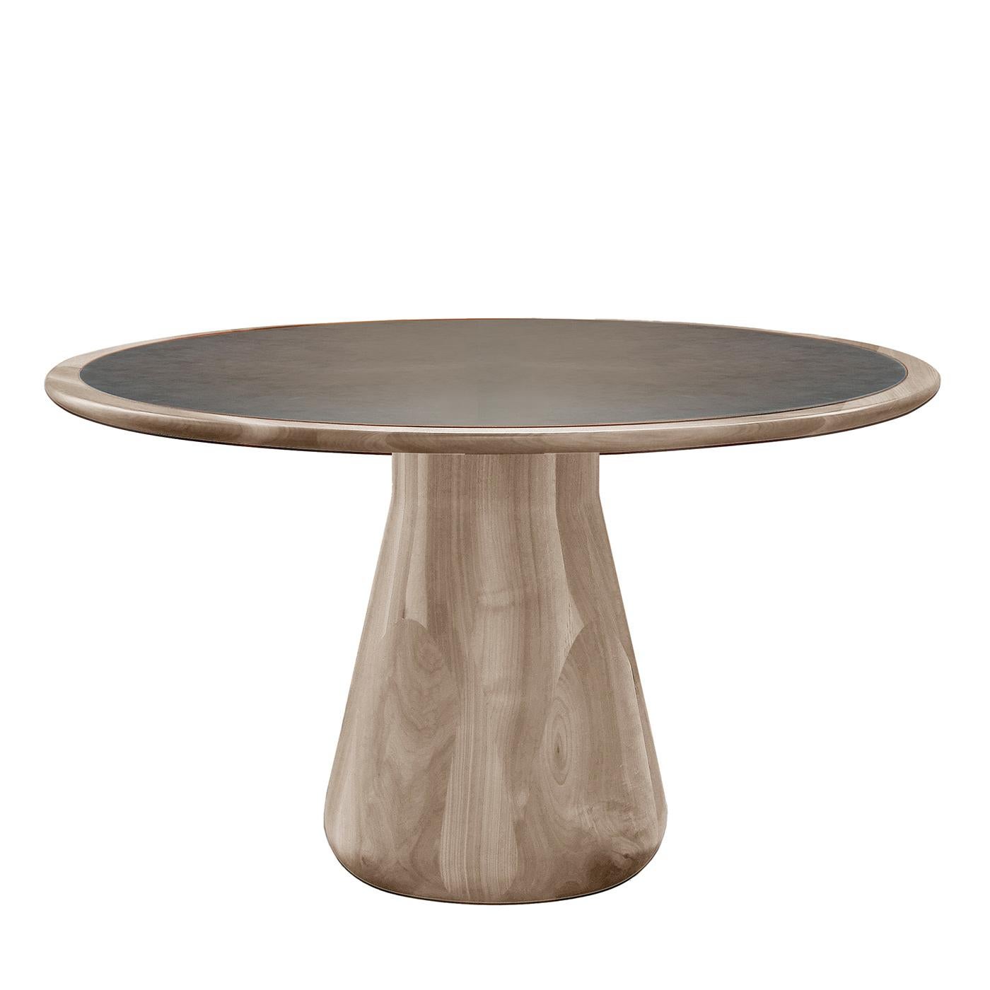 La visione delle creazioni di Dale Italia si esprime nel tavolo in legno massiccio Convivio. Il mix di linee contemporanee e classiche crea un pezzo unico e senza tempo. Questo tavolo rotondo è disponibile in due varianti: interamente in legno
