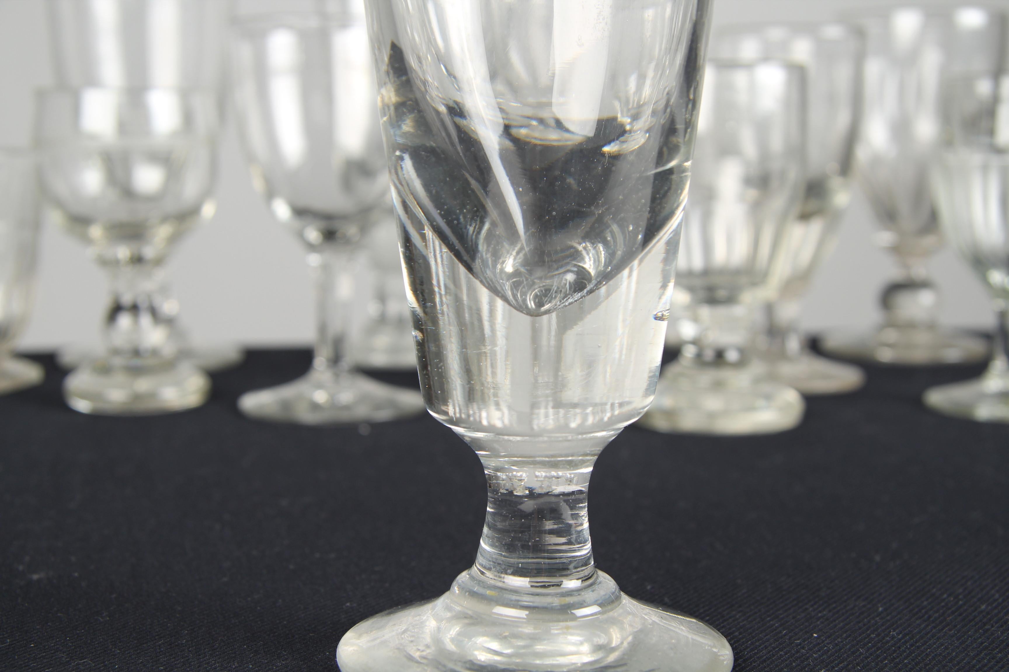 Convolute de 13 verres anciens, France, 19ème et 20ème siècle en vente 3