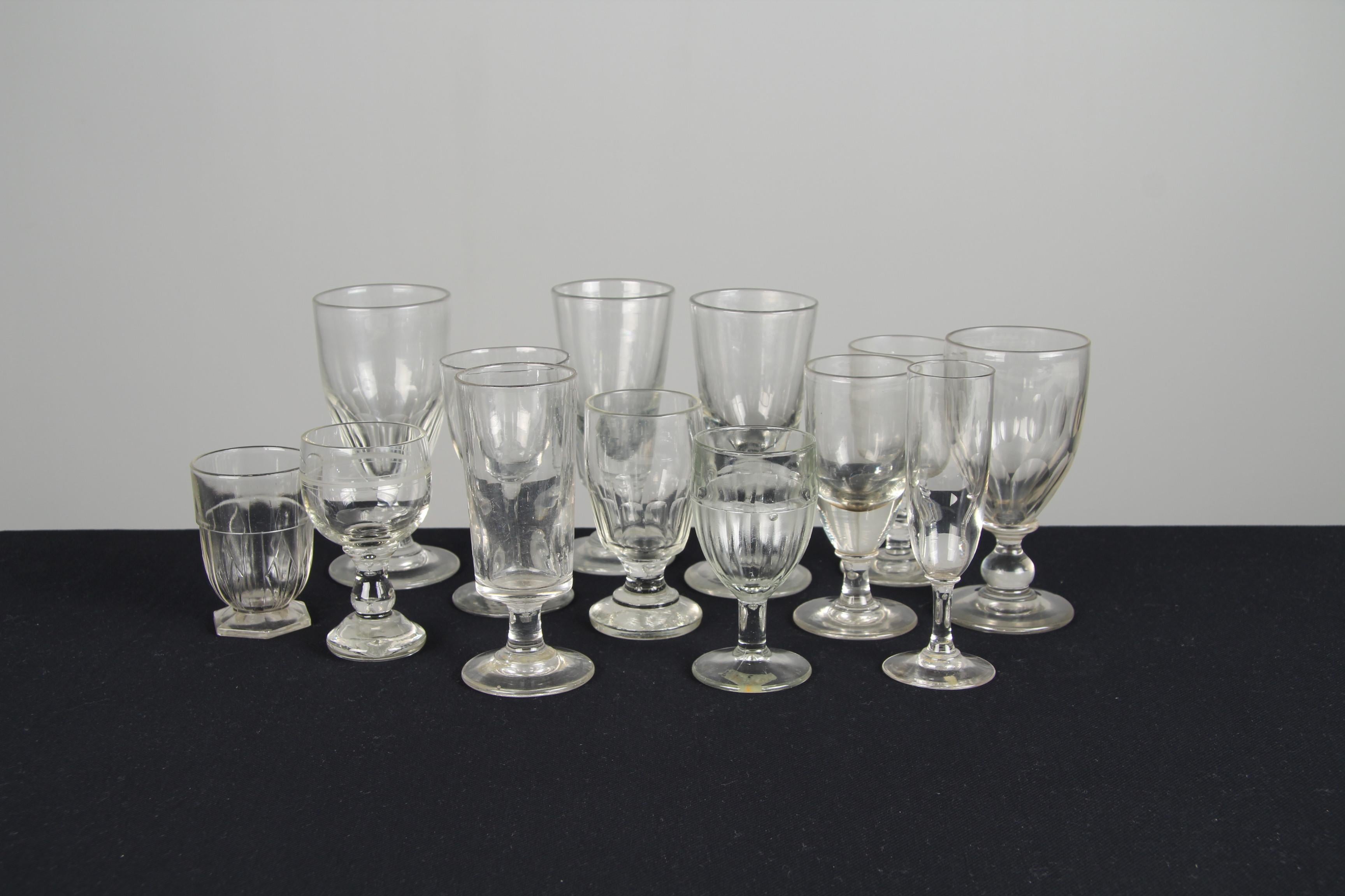 Magnifique assemblage de 13 verres anciens et uniques, France, fin du 19e et début du 20e siècle.

