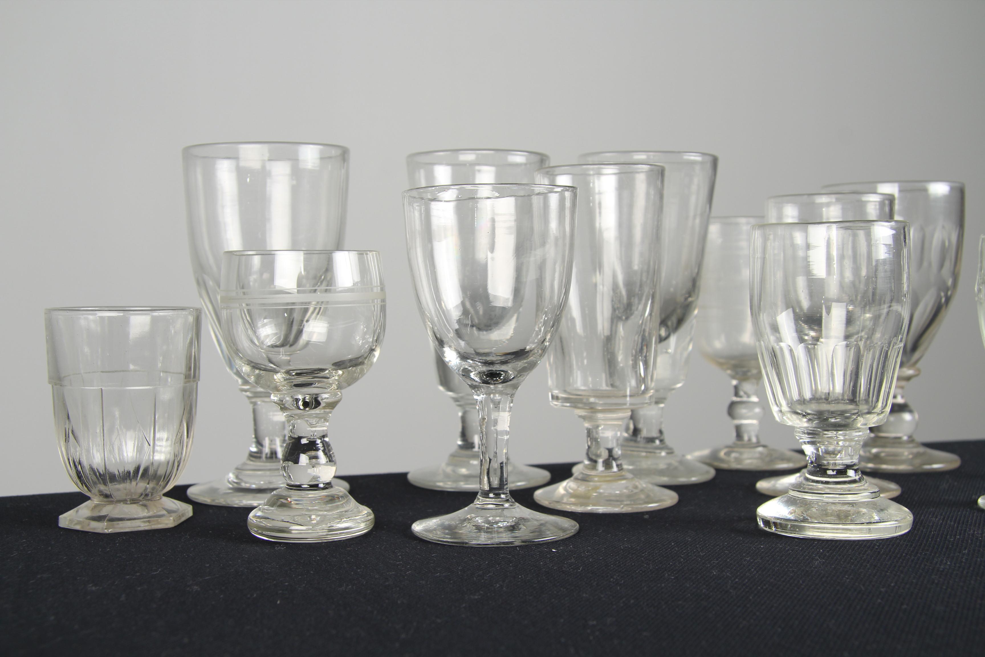 Français Convolute de 13 verres anciens, France, 19ème et 20ème siècle en vente