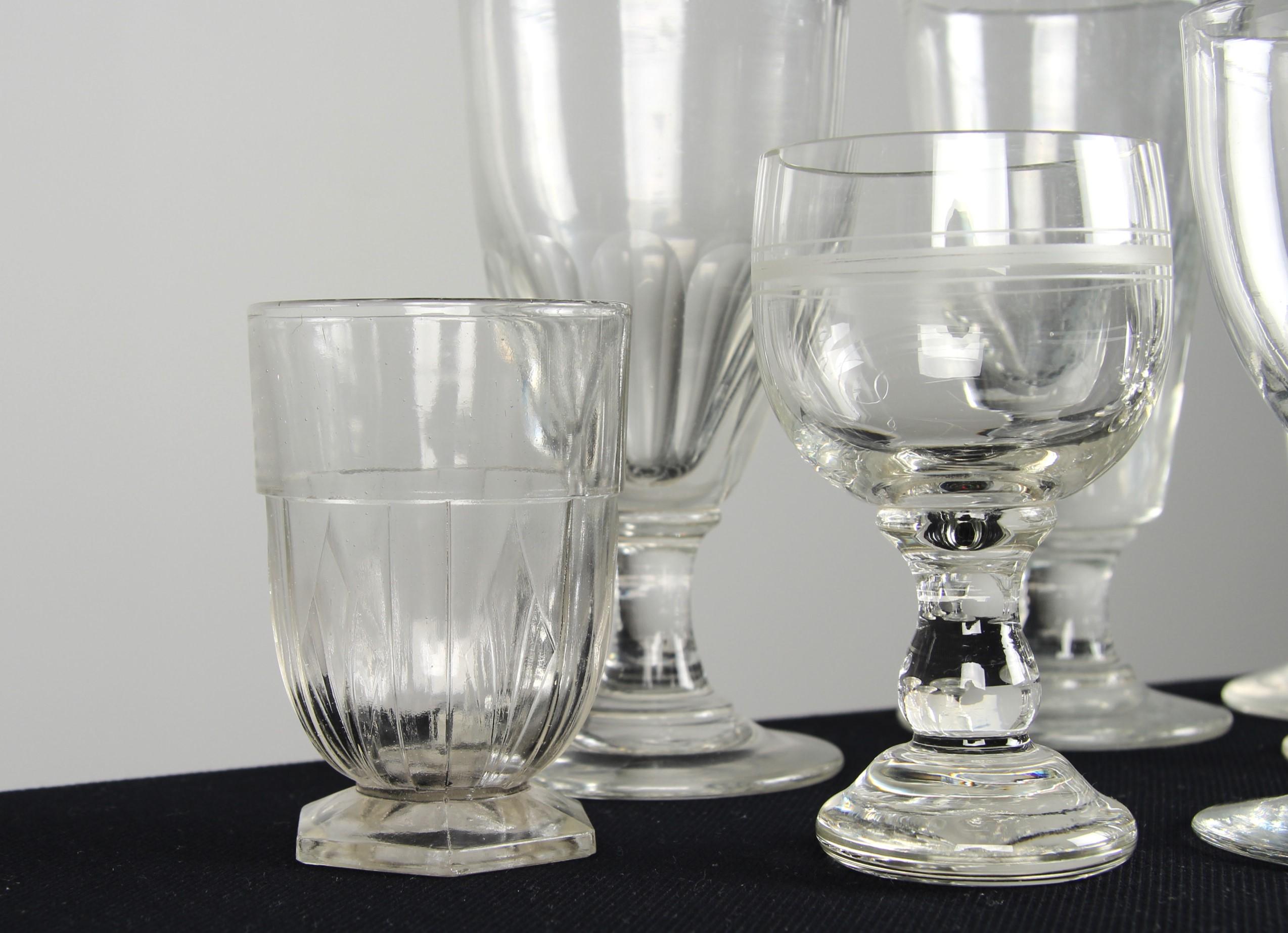 Fait main Convolute de 13 verres anciens, France, 19ème et 20ème siècle en vente