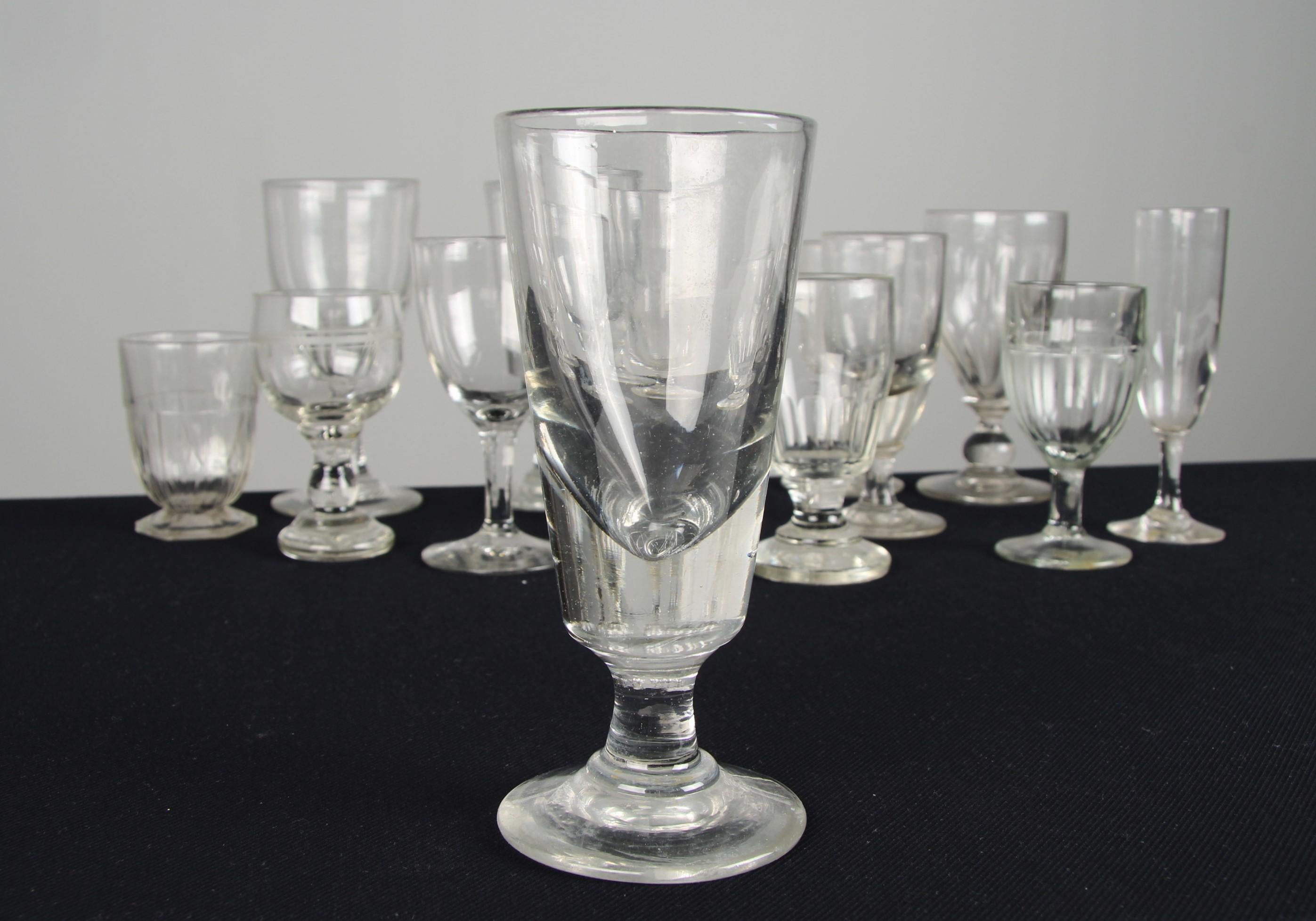 Convolute de 13 verres anciens, France, 19ème et 20ème siècle Bon état - En vente à Greven, DE