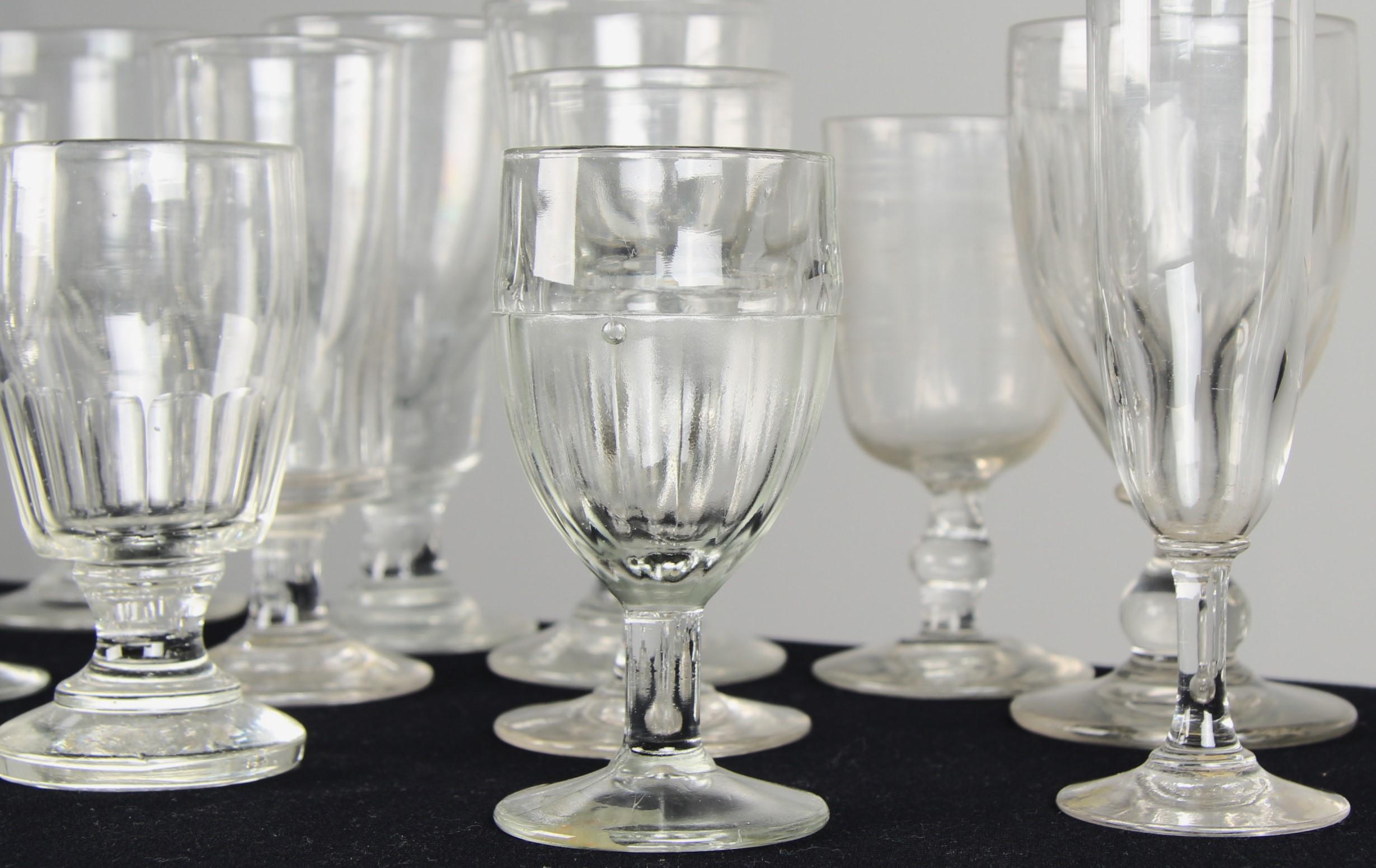 Verre Convolute de 13 verres anciens, France, 19ème et 20ème siècle en vente