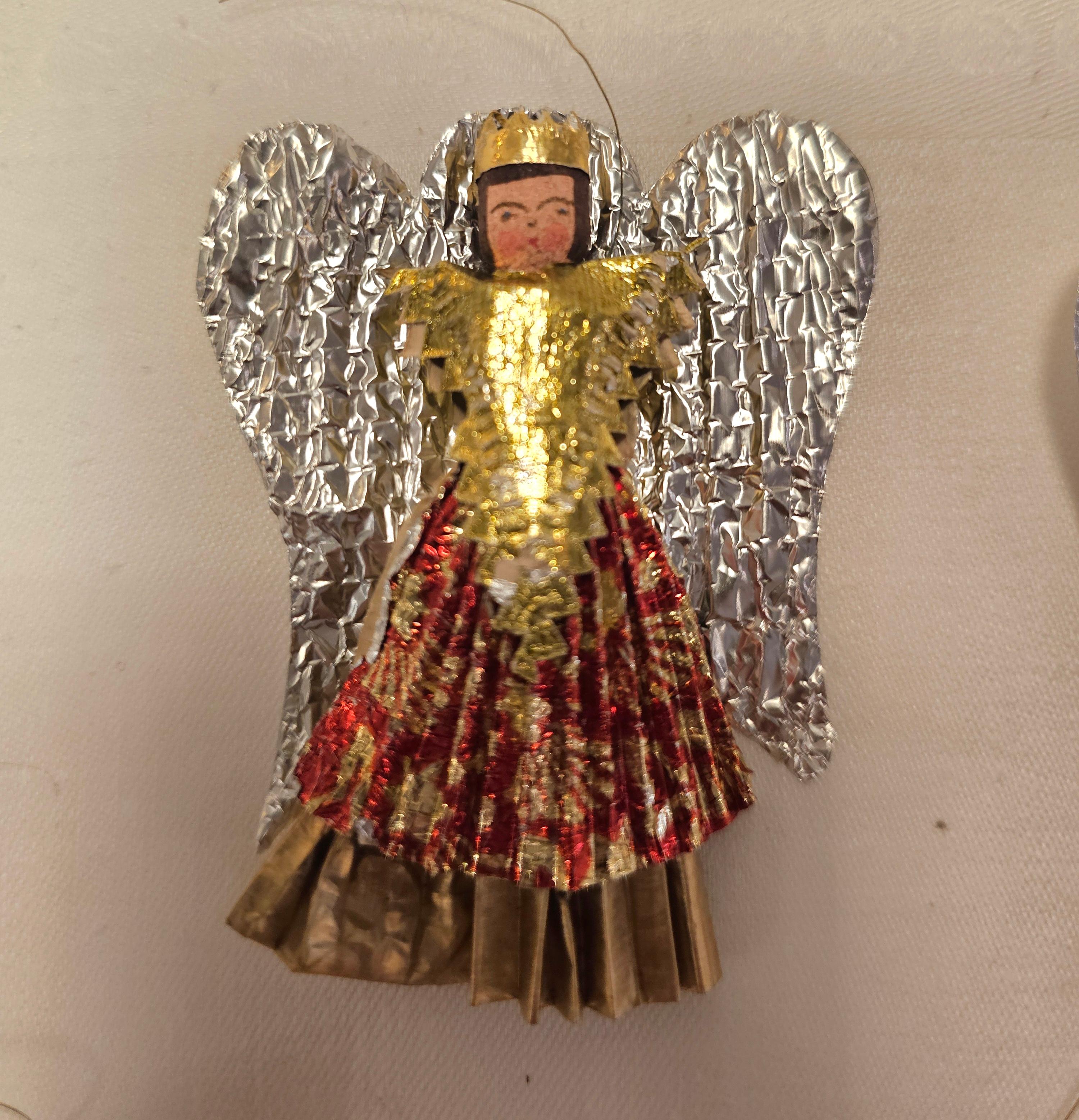Convolute of Nuremberg tinsel angels.
Christmas tree decorations for hanging. about 1940
Turned and painted wooden head and embossed or folded metal paper.
Slightly variying decor
Rare to find
Good condition for age