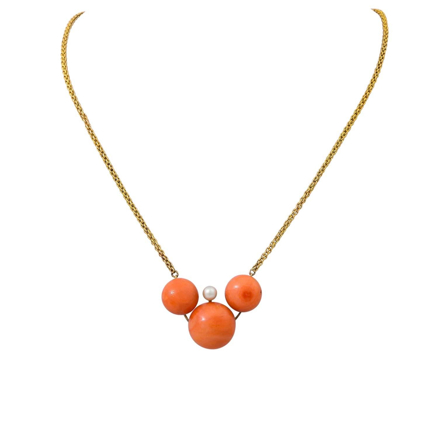 bestehend aus einem Collier mit 3 Boutons 1,2/1,6 cm und 1 Zuchtperle, GG 18K, 16,8 g, L: 41 cm sowie 2 Tropfenohrringen mit Kappen und Ösen aus GG 14K, L: 3,5 cm, Mitte 20. Jahrhundert, Gebrauchsspuren, Korallen teilweise gerissen, Kette mit