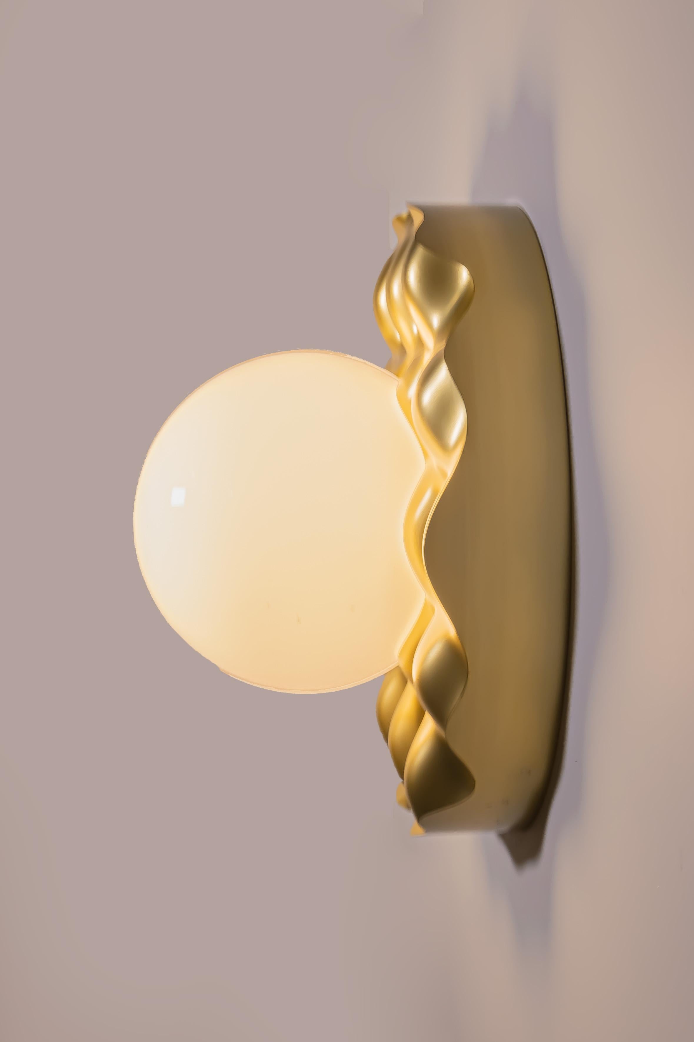 Convoluted Sconce 1 - Moderner Wandleuchter aus gefrästem Aluminium und mundgeblasenem weißen Glas (amerikanisch) im Angebot