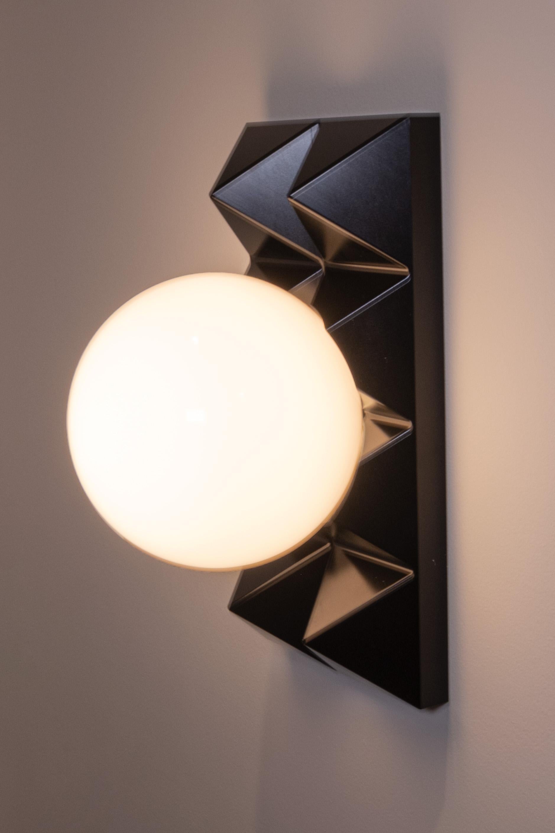 Convoluted Sconce 2 - Moderner Wandleuchter aus gefrästem Aluminium mit mundgeblasenem Glas (amerikanisch) im Angebot