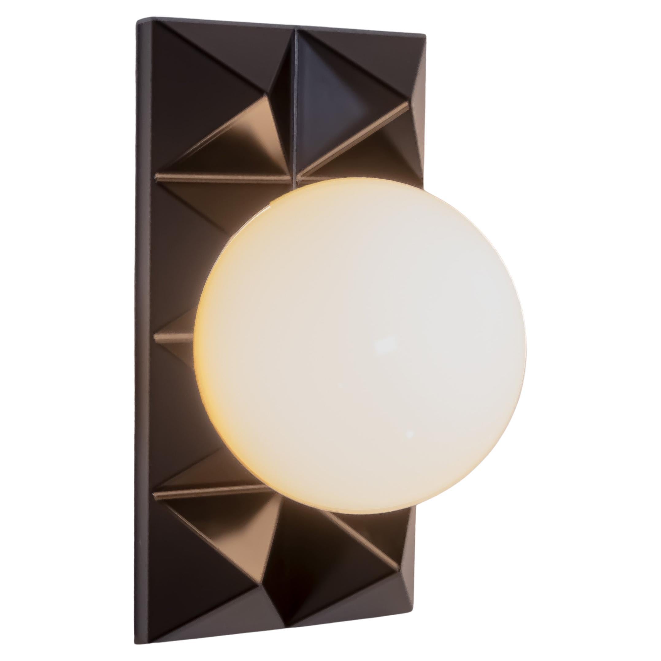 Convoluted Sconce 2 - Moderner Wandleuchter aus gefrästem Aluminium mit mundgeblasenem Glas im Angebot