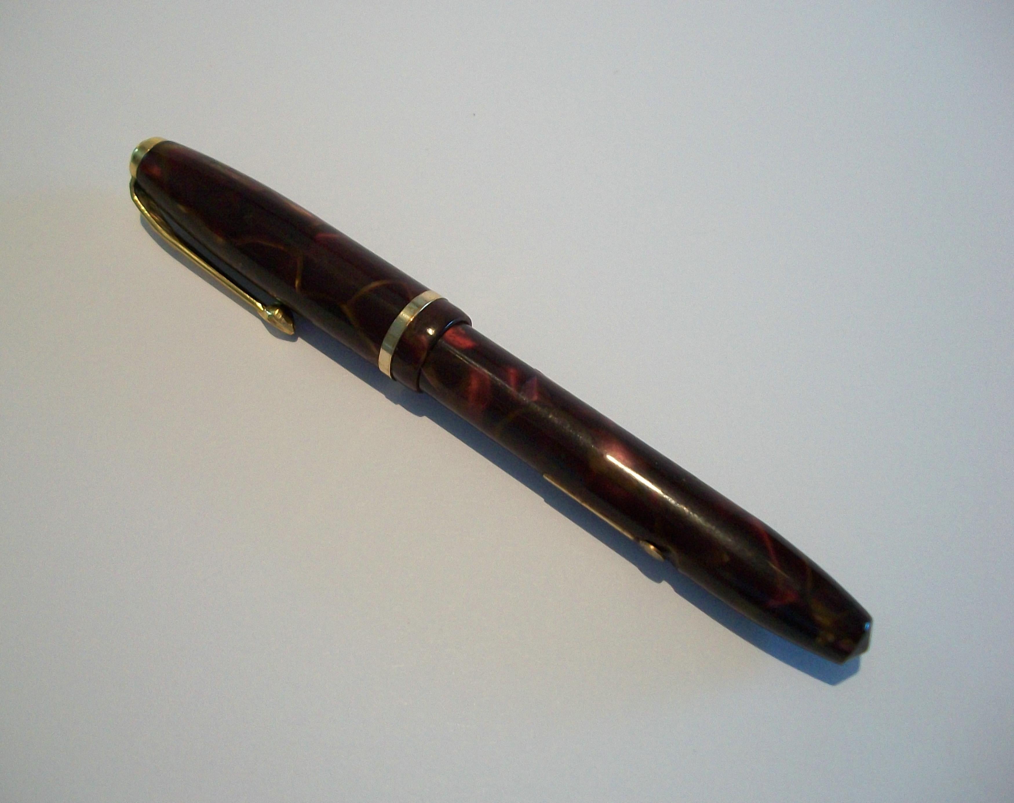 CONWAY STEWART - Modèle Dinkie 550 - Stylo plume vintage en plastique 'marbled plum' avec clip et capuchon dorés et une seule bande à la base du capuchon - équipé de la plume originale Conway Stewart en or jaune 14K - capuchon vissé - levier de