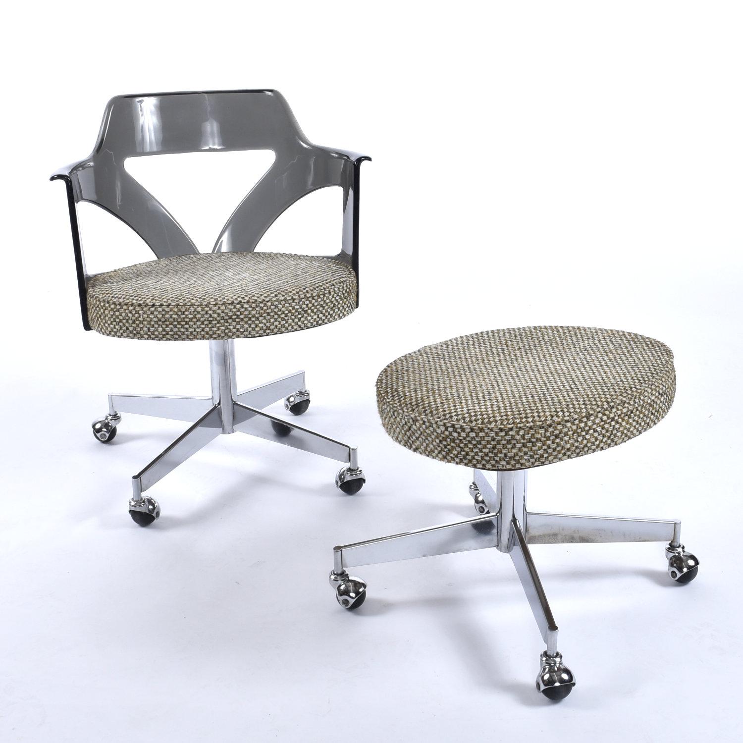 Mid-Century moderno Conwed Space Age Smoked Lucite Chair on Casters with Foot Stool in vendita