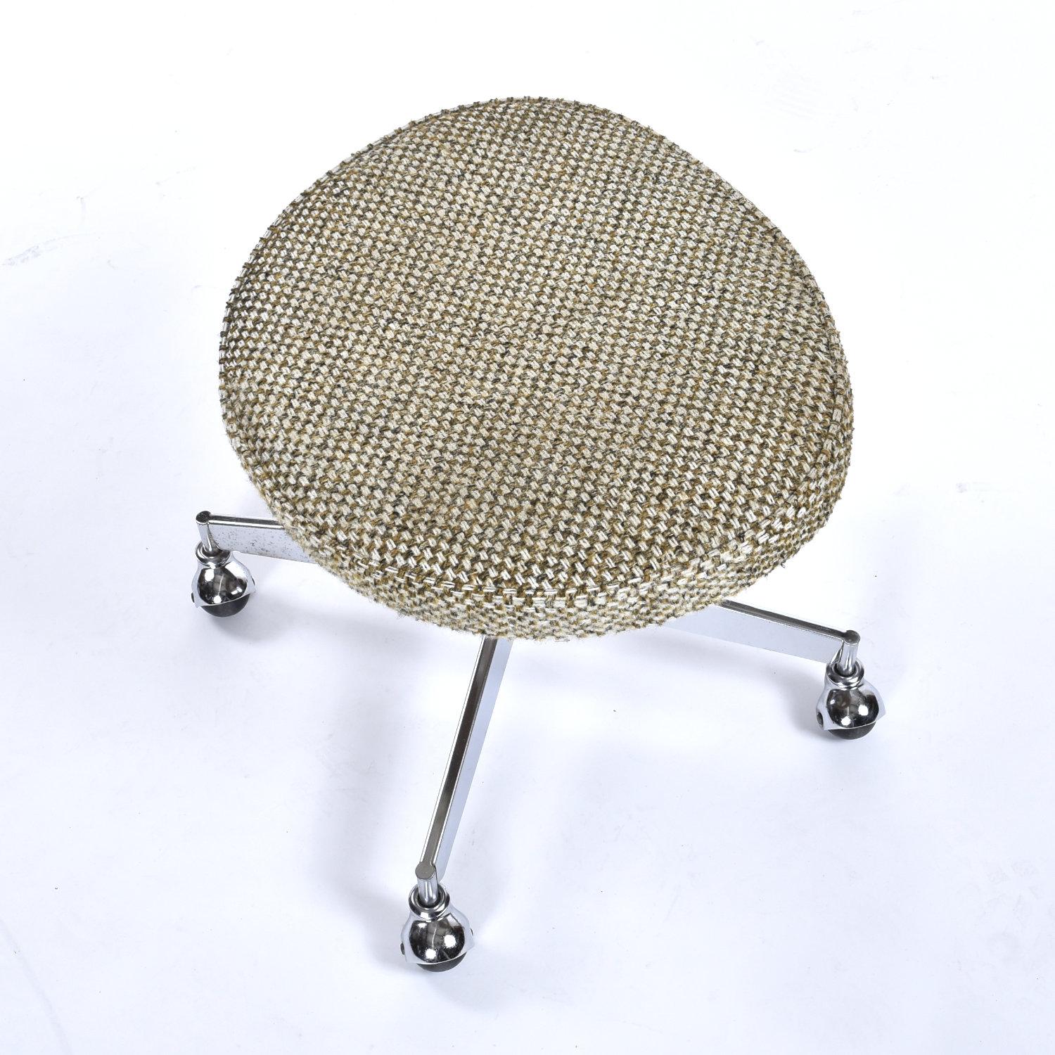 Metà XX secolo Conwed Space Age Smoked Lucite Chair on Casters with Foot Stool in vendita