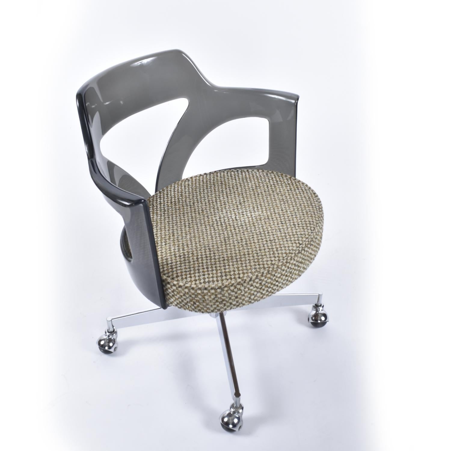 Acciaio inossidabile Conwed Space Age Smoked Lucite Chair on Casters with Foot Stool in vendita