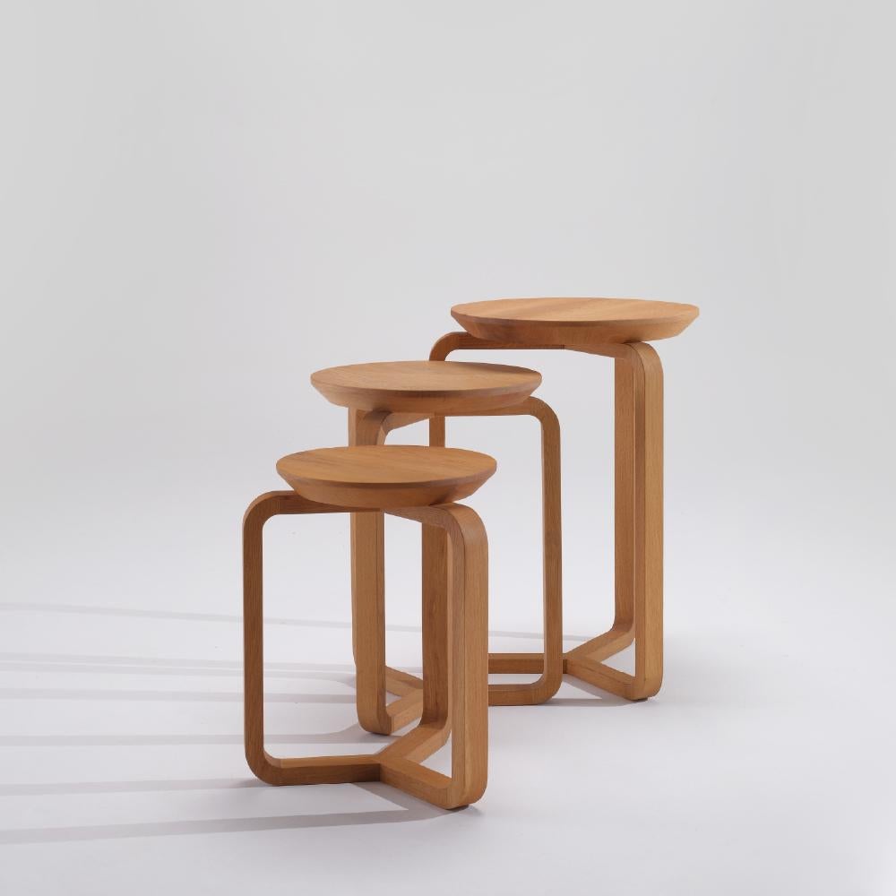 Voici la famille des tables basses Cony. Avec trois tailles différentes et trois options de plateau, il sera toujours le compagnon idéal de vos moments les plus agréables. Entièrement fabriquée en chêne massif, sa structure robuste et son aspect