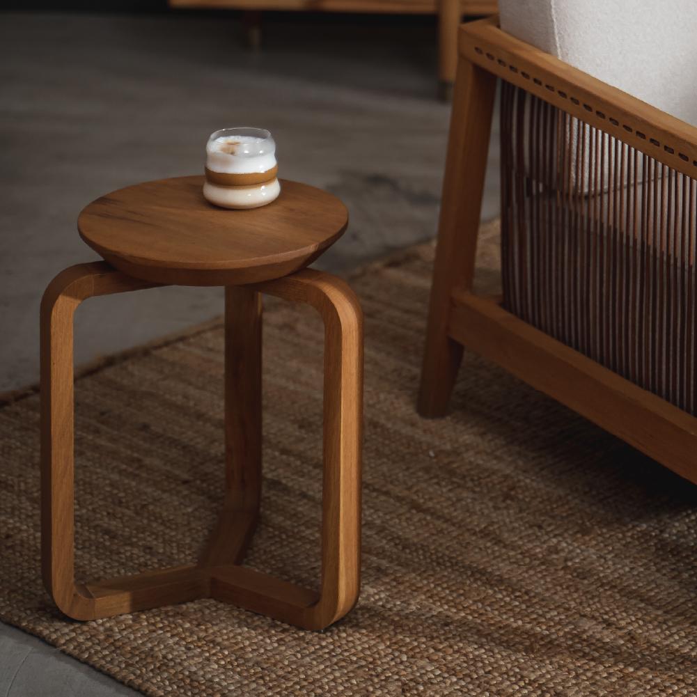 Sculpté à la main Table basse Cony R30, en chêne massif, fabriquée à la main en vente